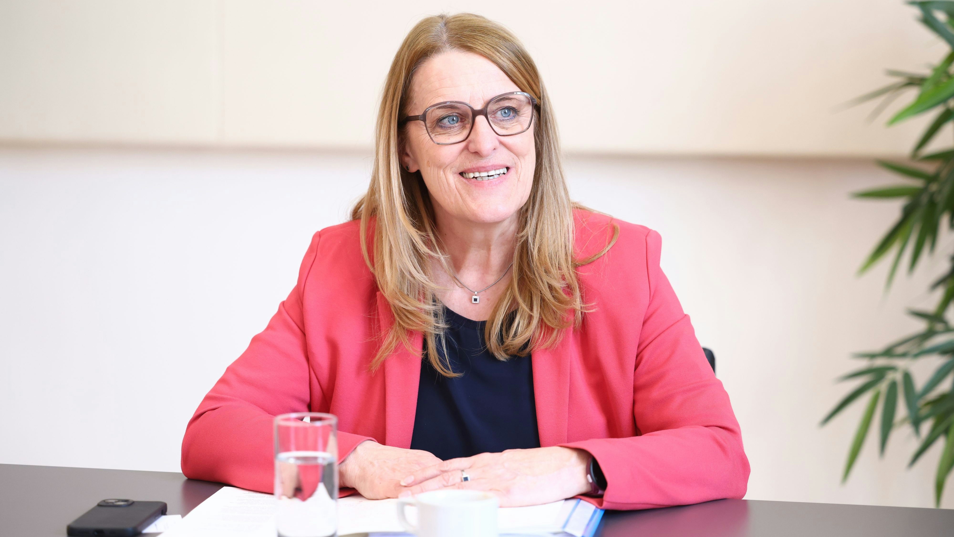 Heute.at - Kürzere Arzt-Wartezeiten: Staatssekretärin gibt Gas