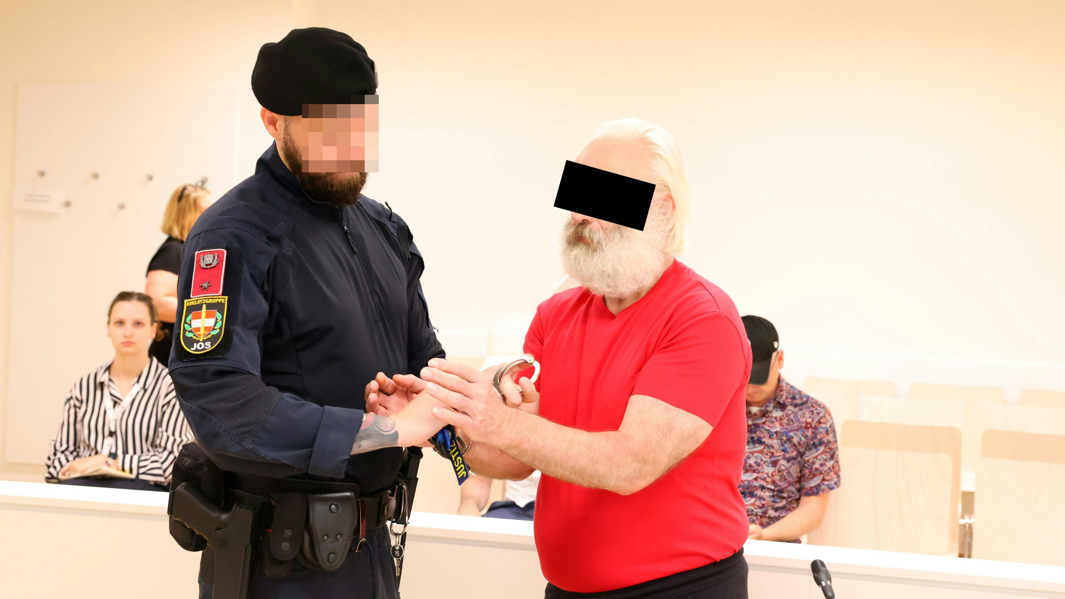 Heute.at - Weihnachtsmann stach mit dem Messer zu – Mordprozess