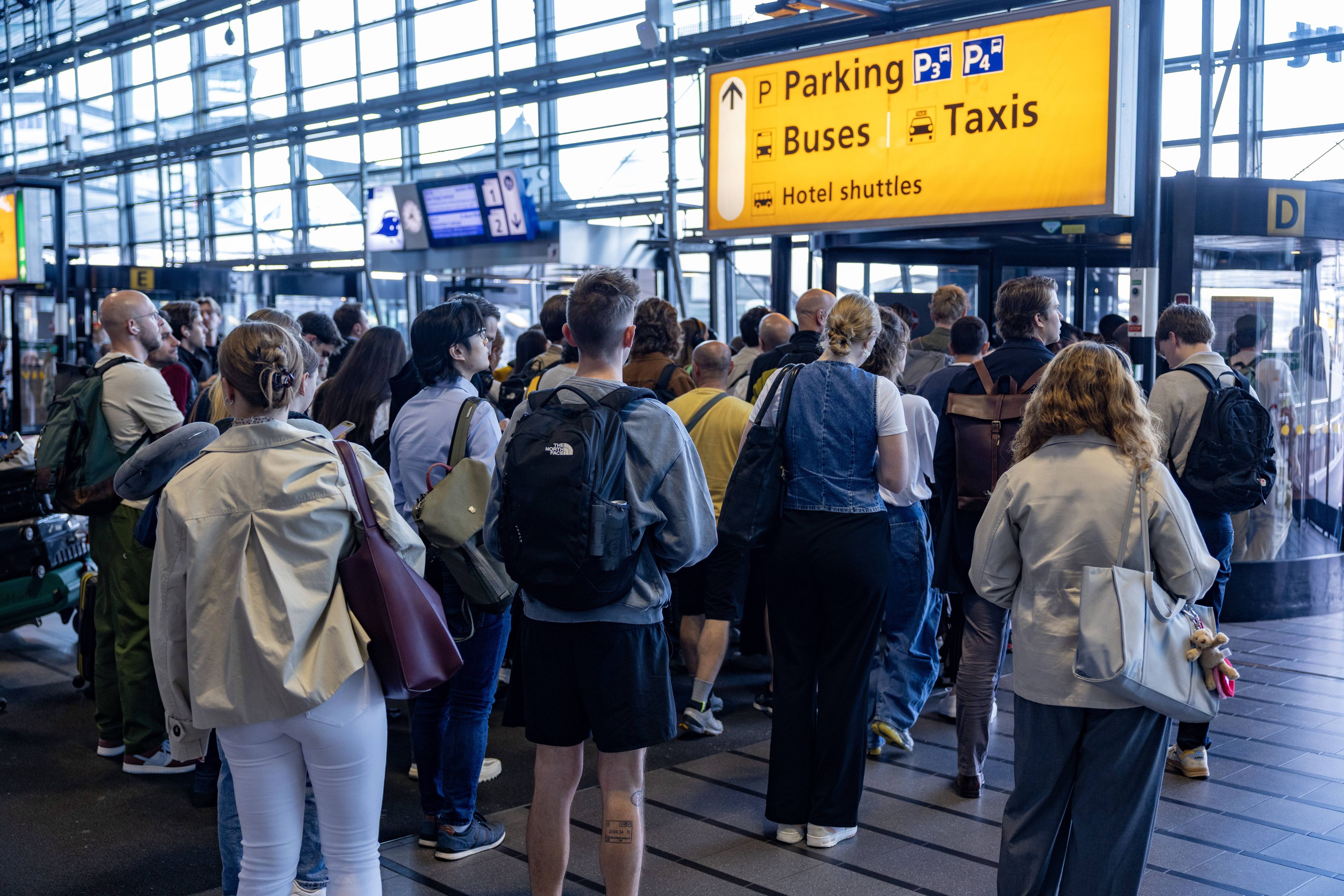 Am Bahnhof des Flughafen Schiphol kam es zu einem Kabelbrand, wodurch die Zugverbindungen nach Den Haag bis in den späten Abend hinein ausfallen werden.