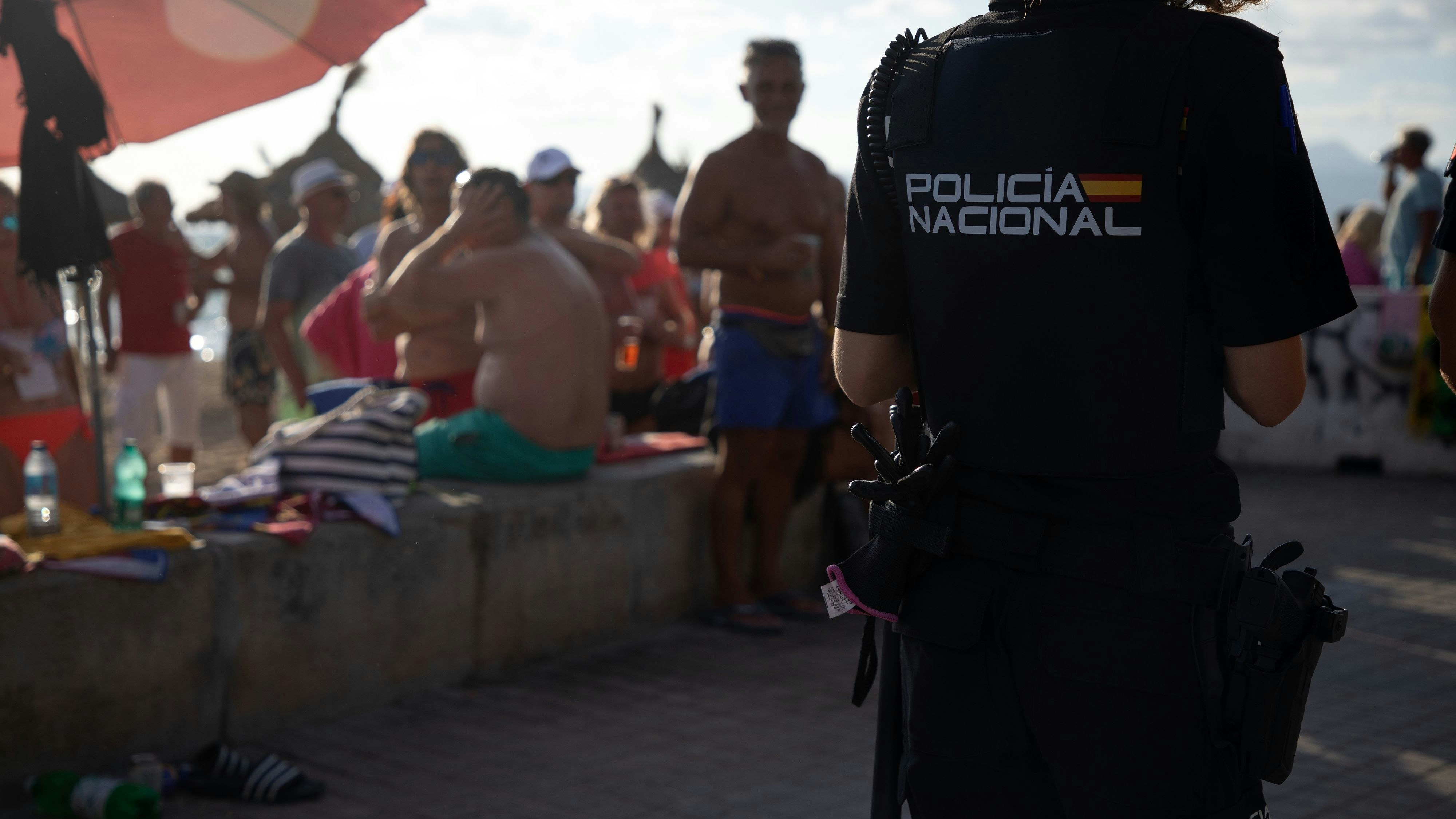 Download von www.picturedesk.com am 24.06.2025 (15:23).  10 September 2024, Spain, Palma: A police officer from the Spanish Policia Nacional patrols the beach in El Arenal. Photo: Clara Margais/dpa - 20240910_PD18350 - Rechteinfo: Rights Managed (RM)