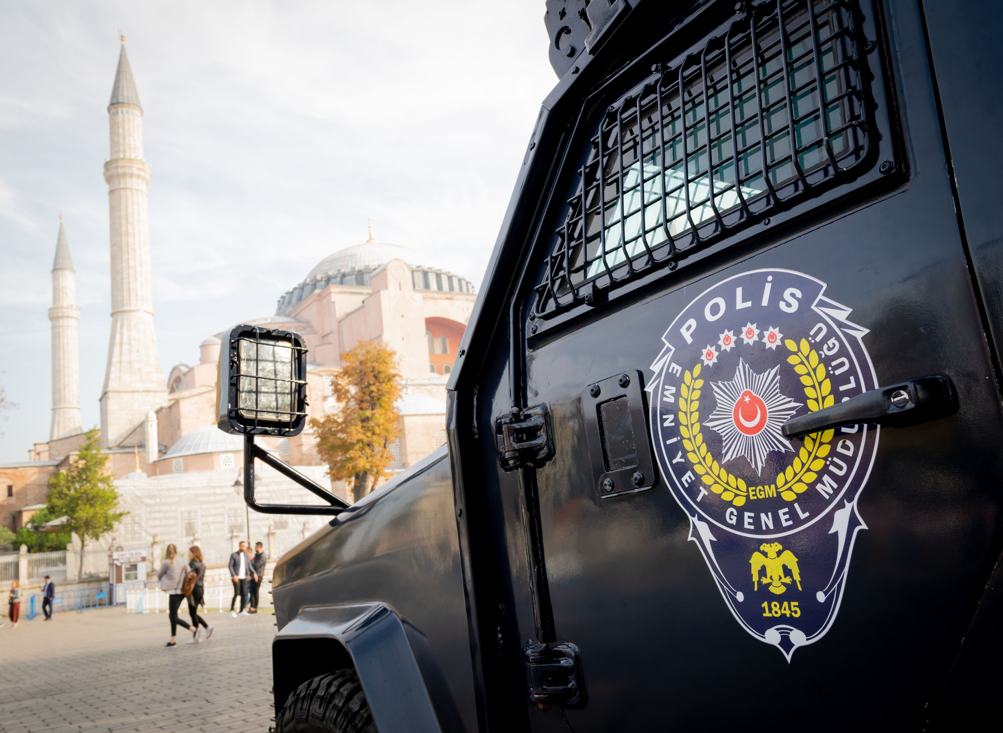 Türkische Sicherheitskräfte gehen gegen zahlreiche aktive Soldaten vor. Ihnen werden Verbindungen zur Gülen-Bewegung vorgeworfen.