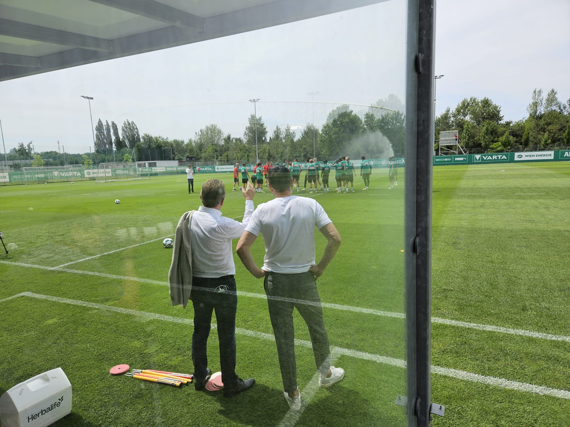 Markus Katzer (r.) beobachtet mit Rapid-Präsident Alexander Wrabetz das Rapid-Training.