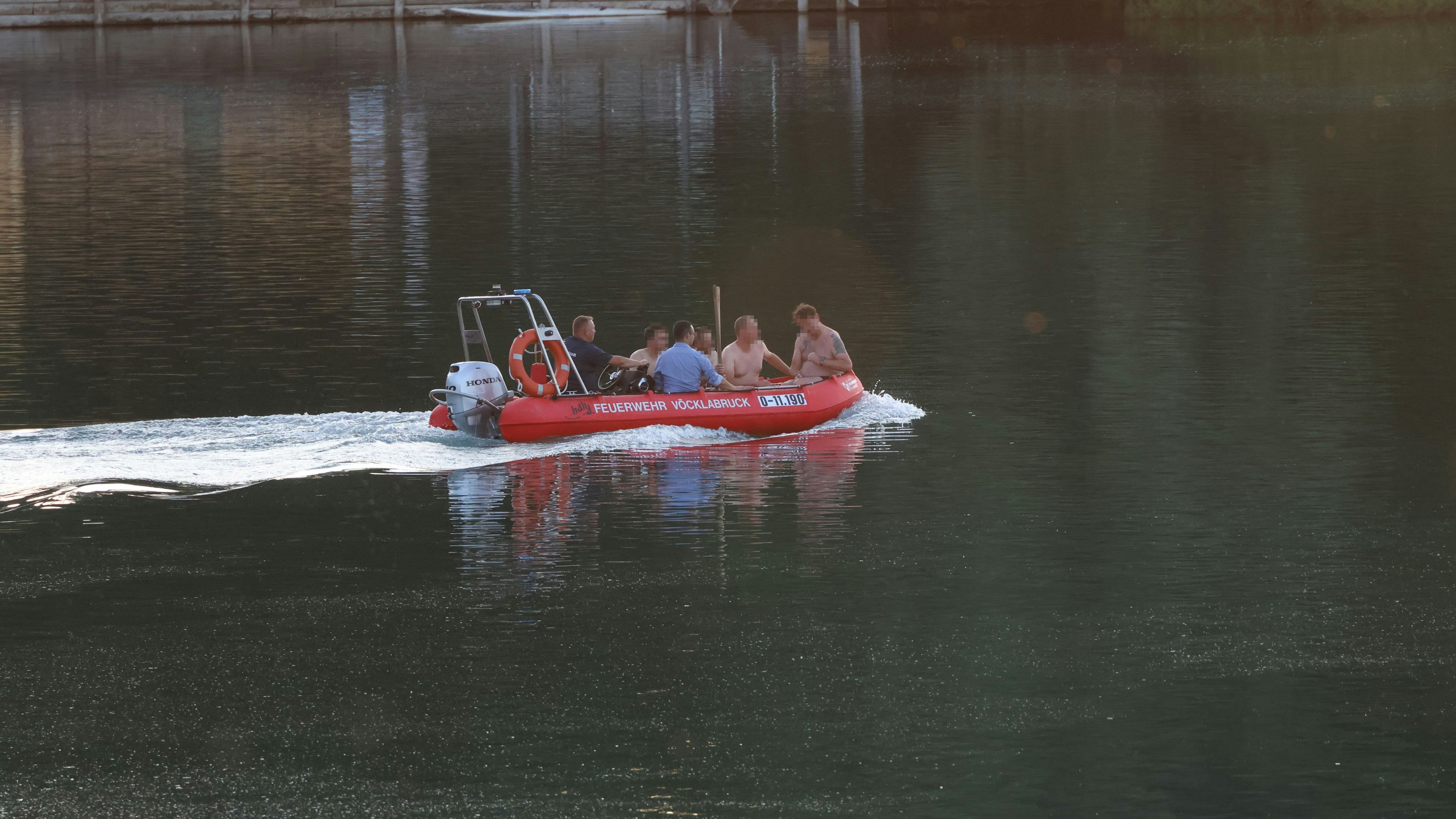 Personenrettung: Feuerwehr mit Boot bei Patiententransport am Badesee in Regau im Einsatz