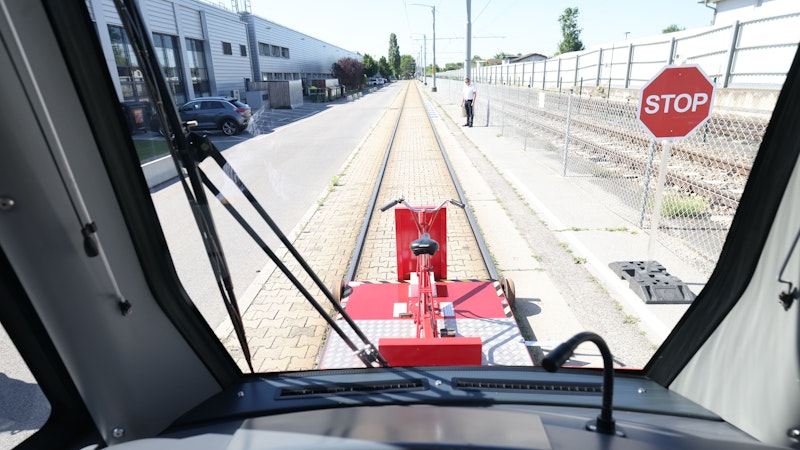 Das Tram-Curling ist eine Premiere und ein großer Spaß für alle Teilnehmer:innen