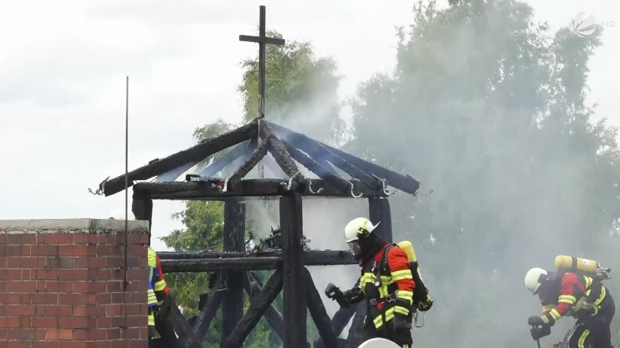 Heute.at - Kapellenturm brennt lichterloh, Glocken schmelzen davon
