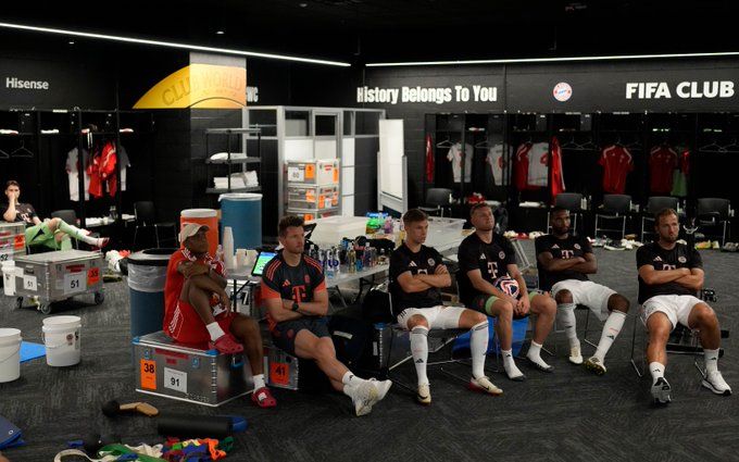 Die Stars des FC Bayern in der Kabine.