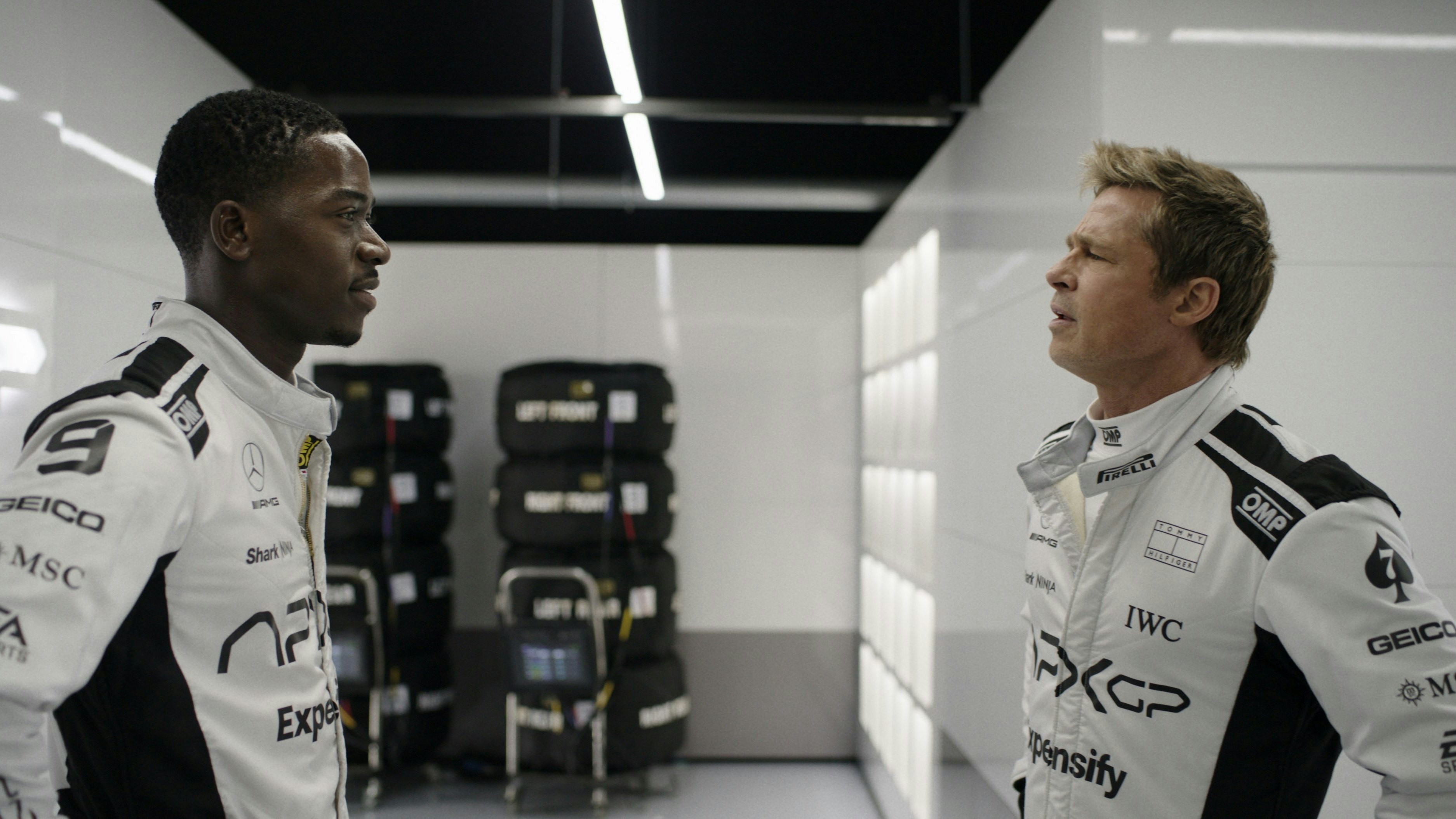 Sind sich am Beginn ihrer Beziehung nicht ganz grün: Racer-Veteran Sonny Hayes (Brad Pitt, r.) und sein junger Teamkollege Joshua Pearce (Damson Idris): "F1 – Der Film"