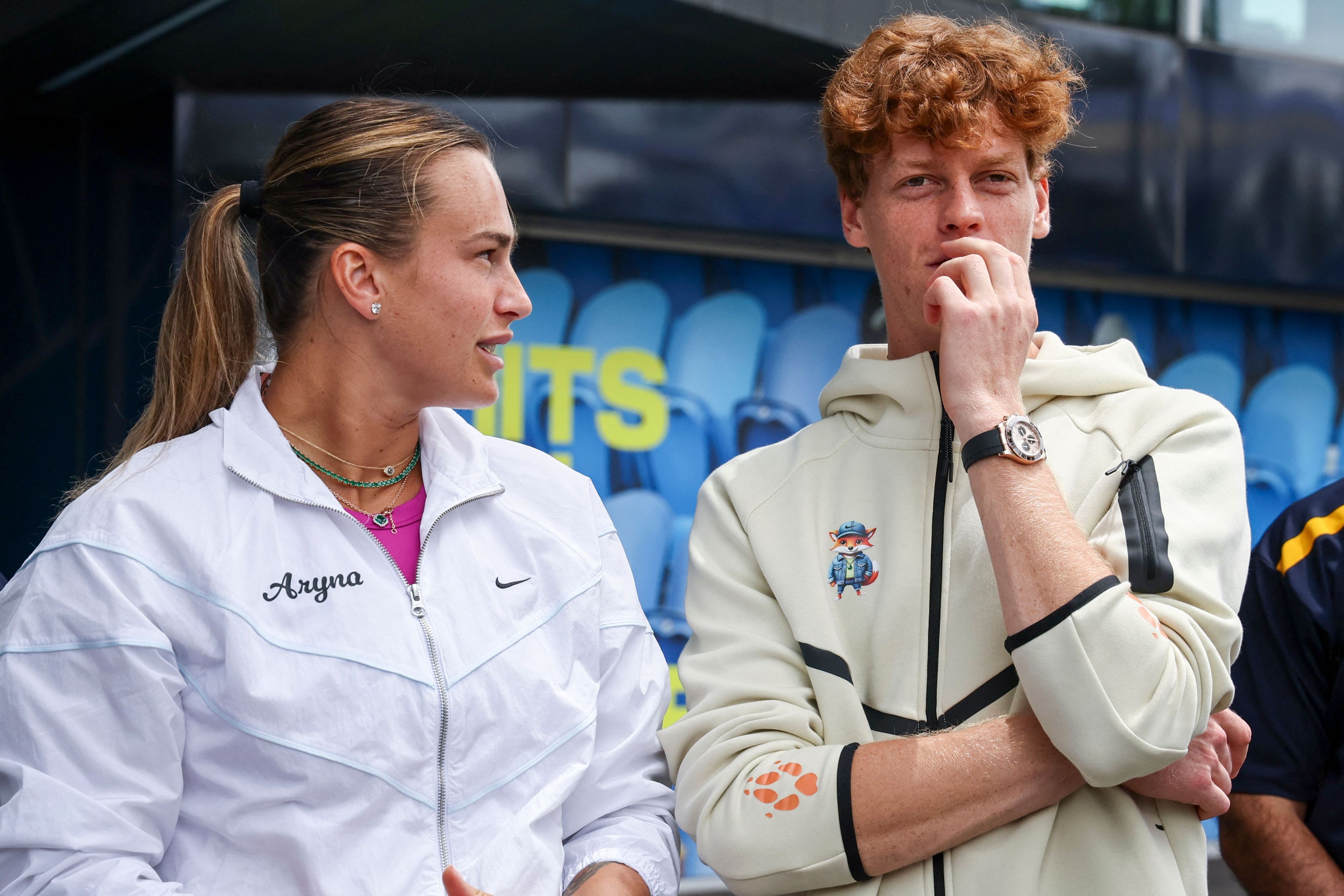 Aryna Sabalenka und Jannik Sinner scherzen in Wimbledon.