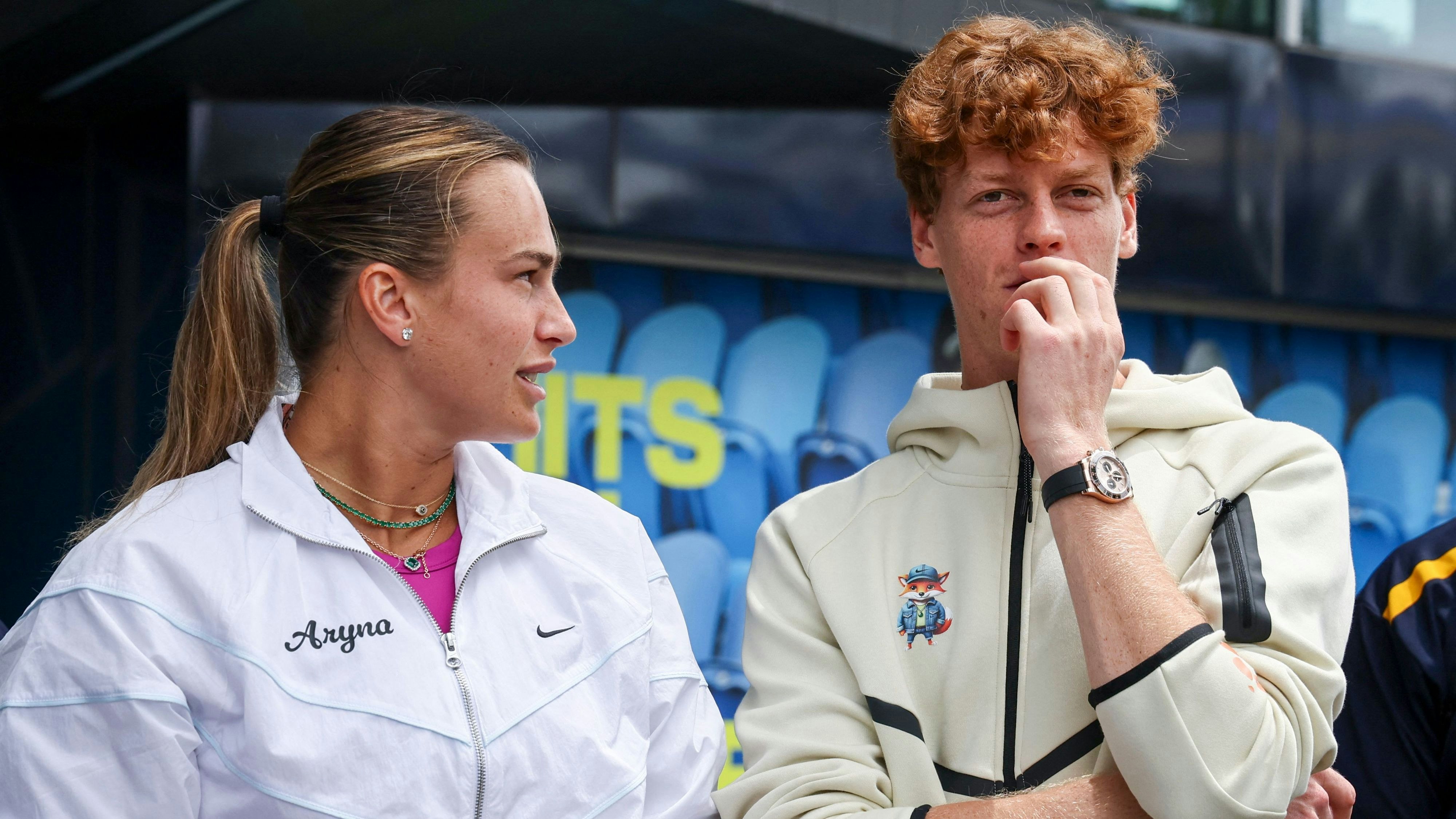 Download von www.picturedesk.com am 25.06.2025 (09:35).  Current Australian Open tennis champions Aryna Sabalenka (L) of Belarus and Italy's Jannik Sinner talk as they wait to participate in an offical ceremony for the main draw, ahead of the Australian Open tennis tournament in Melbourne on January 9, 2025. (Photo by DAVID GRAY / AFP) / -- IMAGE RESTRICTED TO EDITORIAL USE - STRICTLY NO COMMERCIAL USE -- - 20250109_PD0902 - Rechteinfo: Rights Managed (RM) Nur für redaktionelle Nutzung! Werbliche Nutzung erfordert Freigabe: bitte schicken Sie uns eine Anfrage.