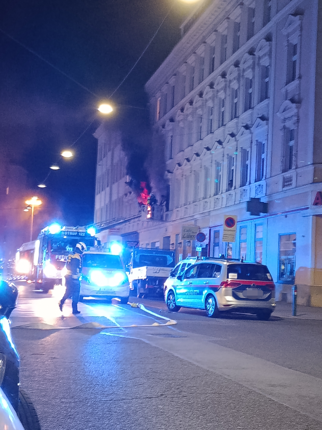 Die Flammen schossen meterhoch aus den Fenstern der Wohnung.