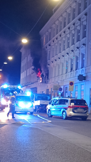 Wohnungsbrand Wien: Feuerwehr rettet 8 Kinder aus Flammen in Meidling. Wohnung abgebrannt, Polizei ermittelt. Alle 24 Bewohner in Sicherheit.