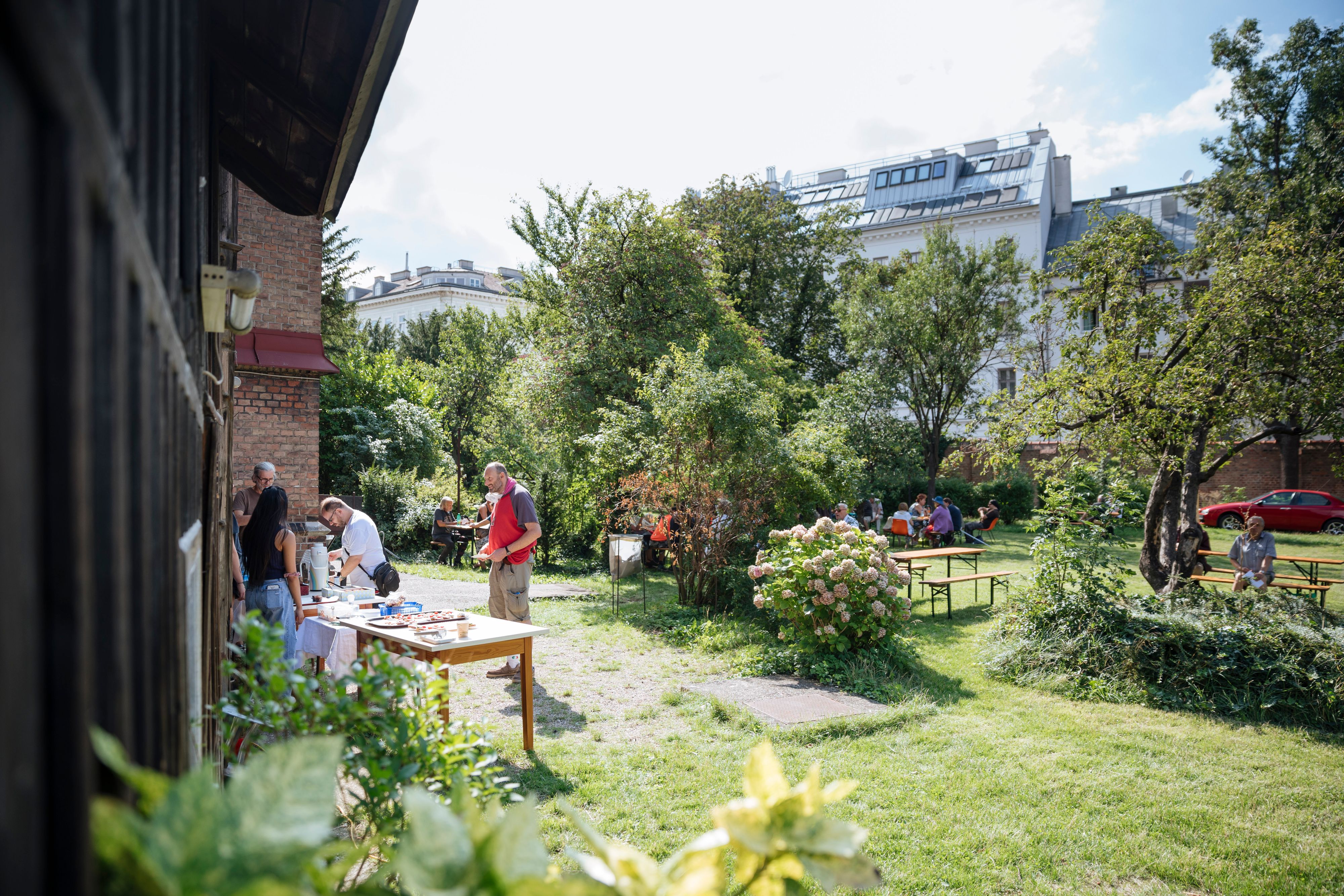 Schutz vor der Hitze in Klimaoasen: 500 Freiwillige verköstigen Besucher in schattigen Pfarrhöfen.