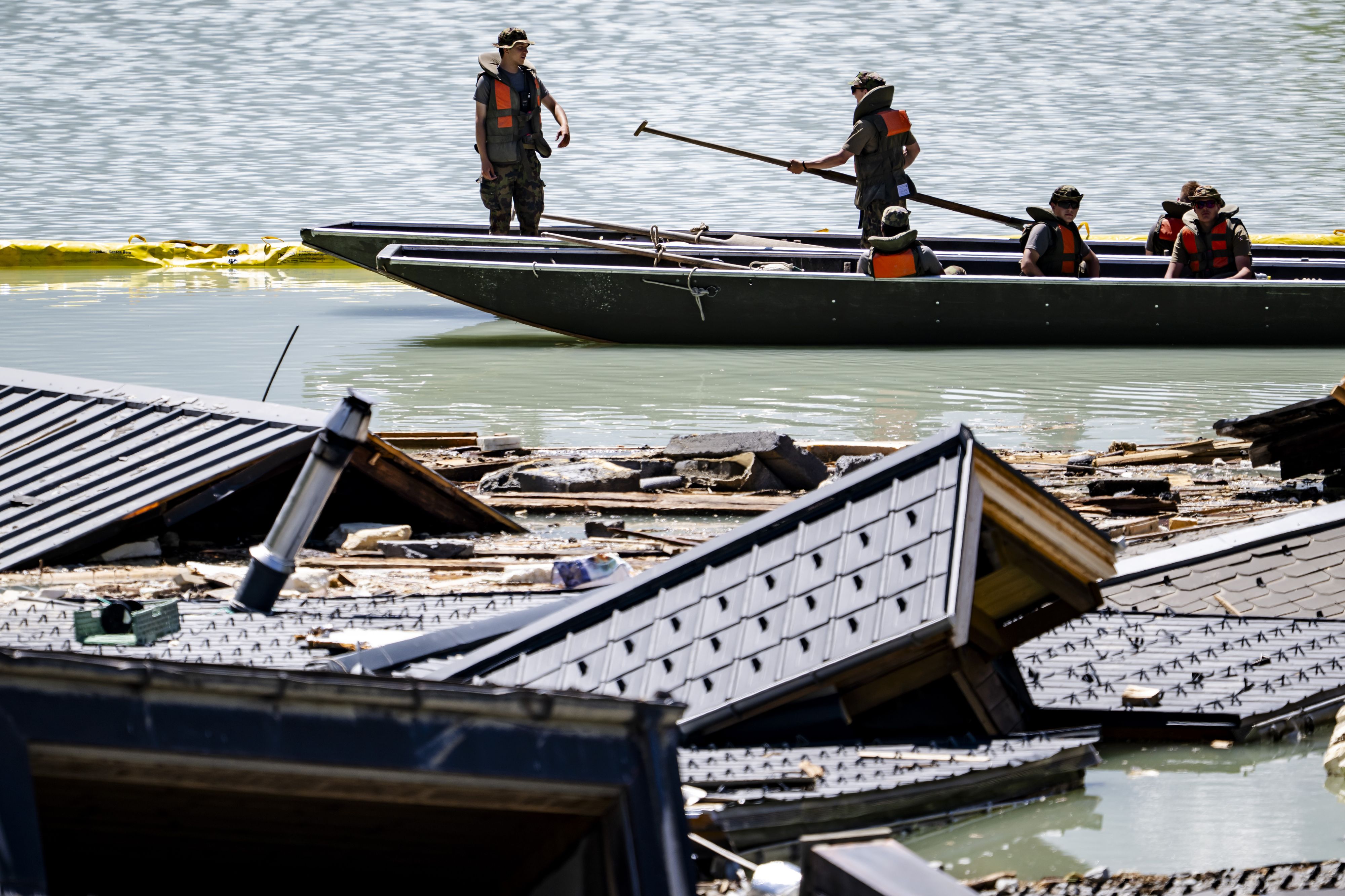 Die Einsatzkräfte haben die Leiche einer Person in den Trümmern entdeckt.