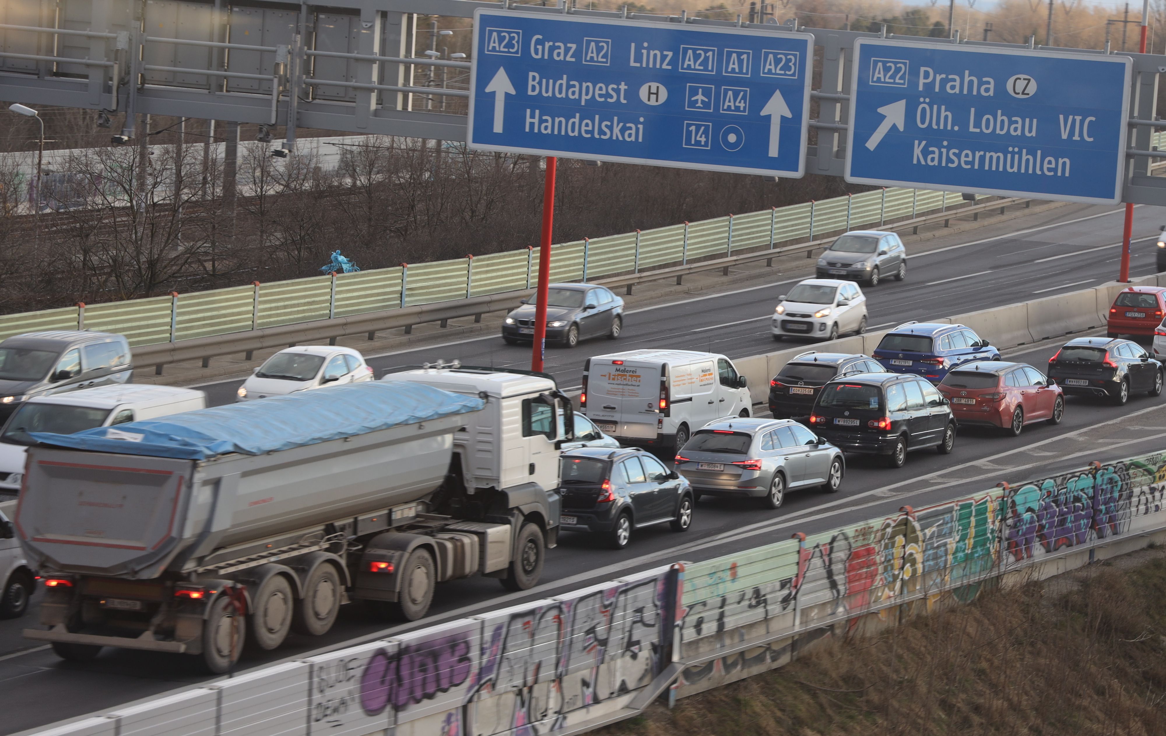 Stau auf der A23 bei der Abfahrt Kaisermühlen – hier wird ab 21. Juli nachts gesperrt und verengt.