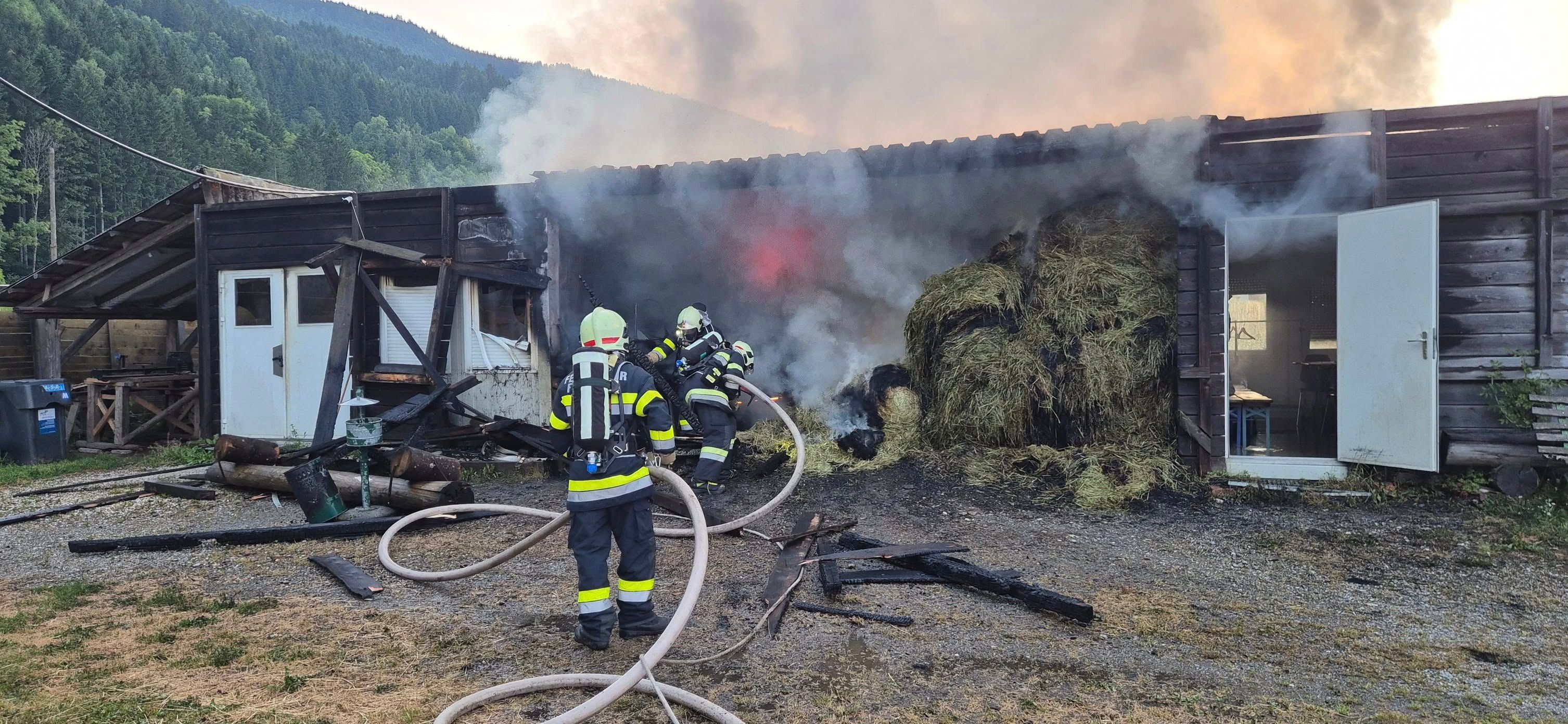 Die Feuerwehr konnte den Brand im Heuschuppen rasch löschen.