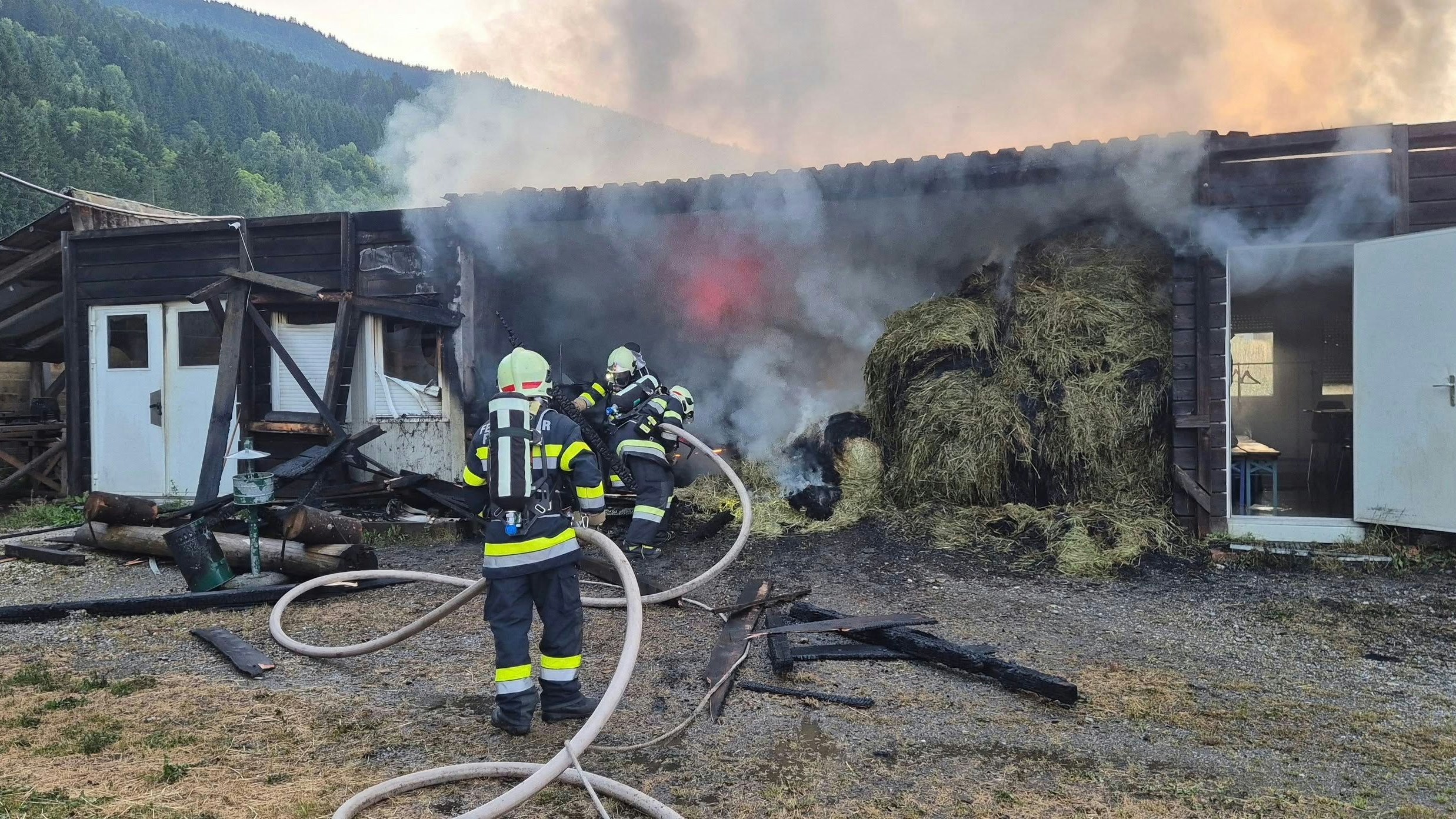 Heute.at - Jugendliche zündeten mit Pyrotechnik Heuschuppen an