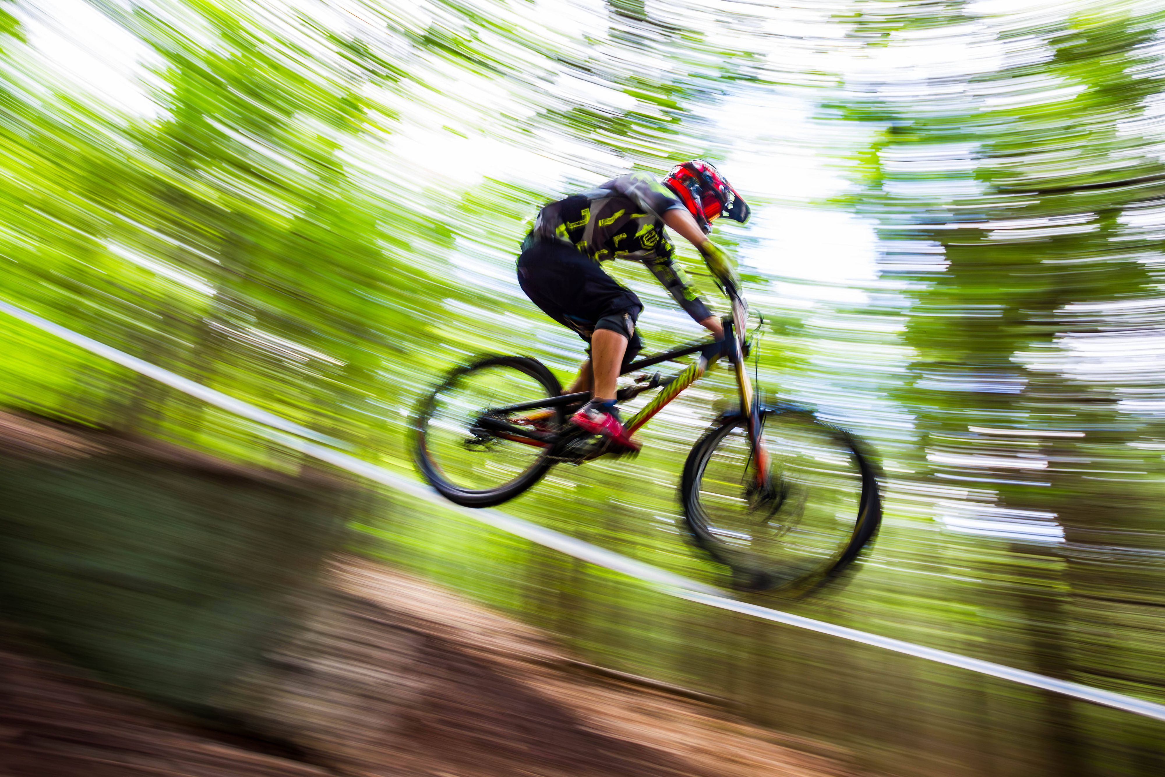 Der Mountainbiker wurde bei dem Unfall verletzt und musste in ein Krankenhaus.