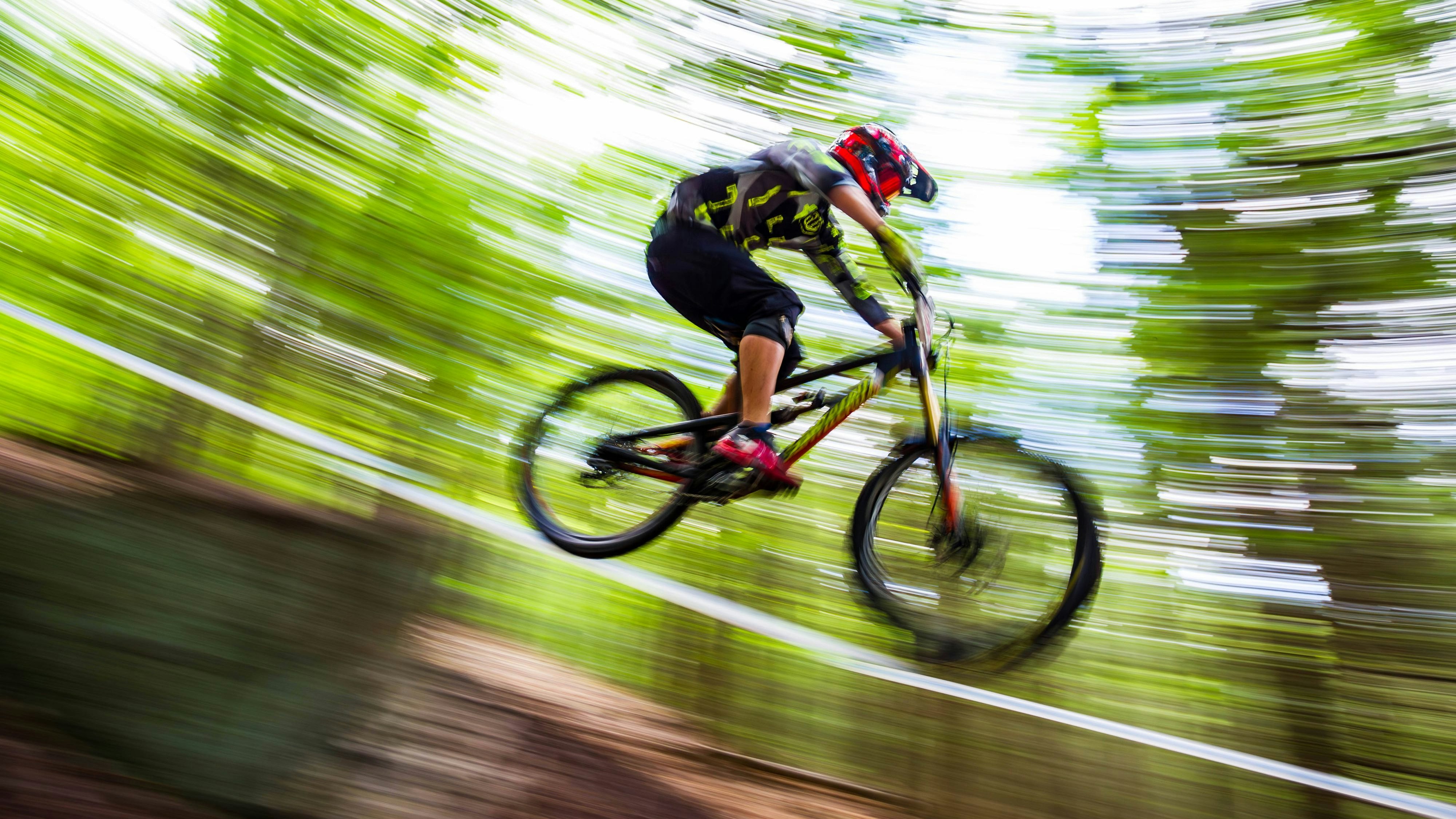 Heute.at - Mountainbiker kollidiert mit Reh und liegt im Spital