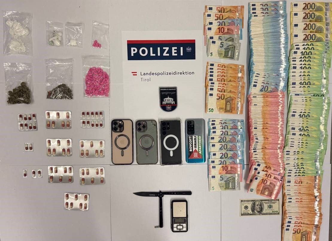 Es wurden zeitgleiche Hausdurchsuchungen bei den Tatverdächtigen durchgeführt.