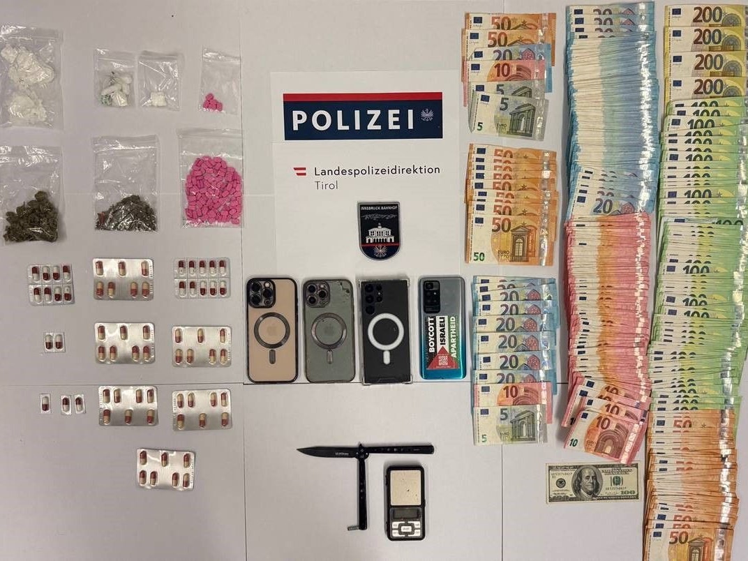 Bargeld, Drogen, Mobiltelefone, eine Waffe und eine Suchtgiftwaage wurden sichergestellt.