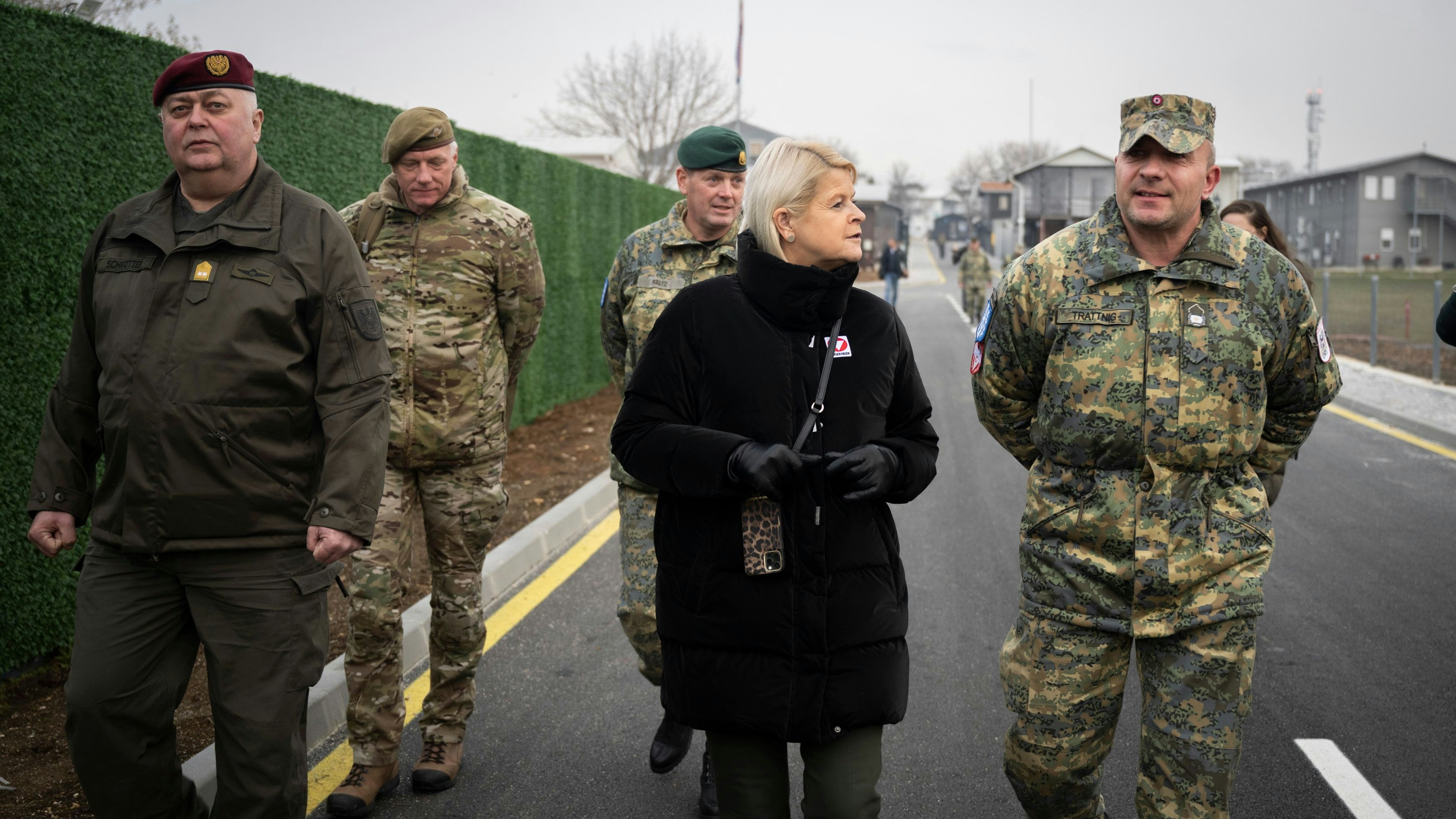 Verteidigungsministerin Klaudia Tanner bei einem Truppenbesuch der KFOR im Kosovo