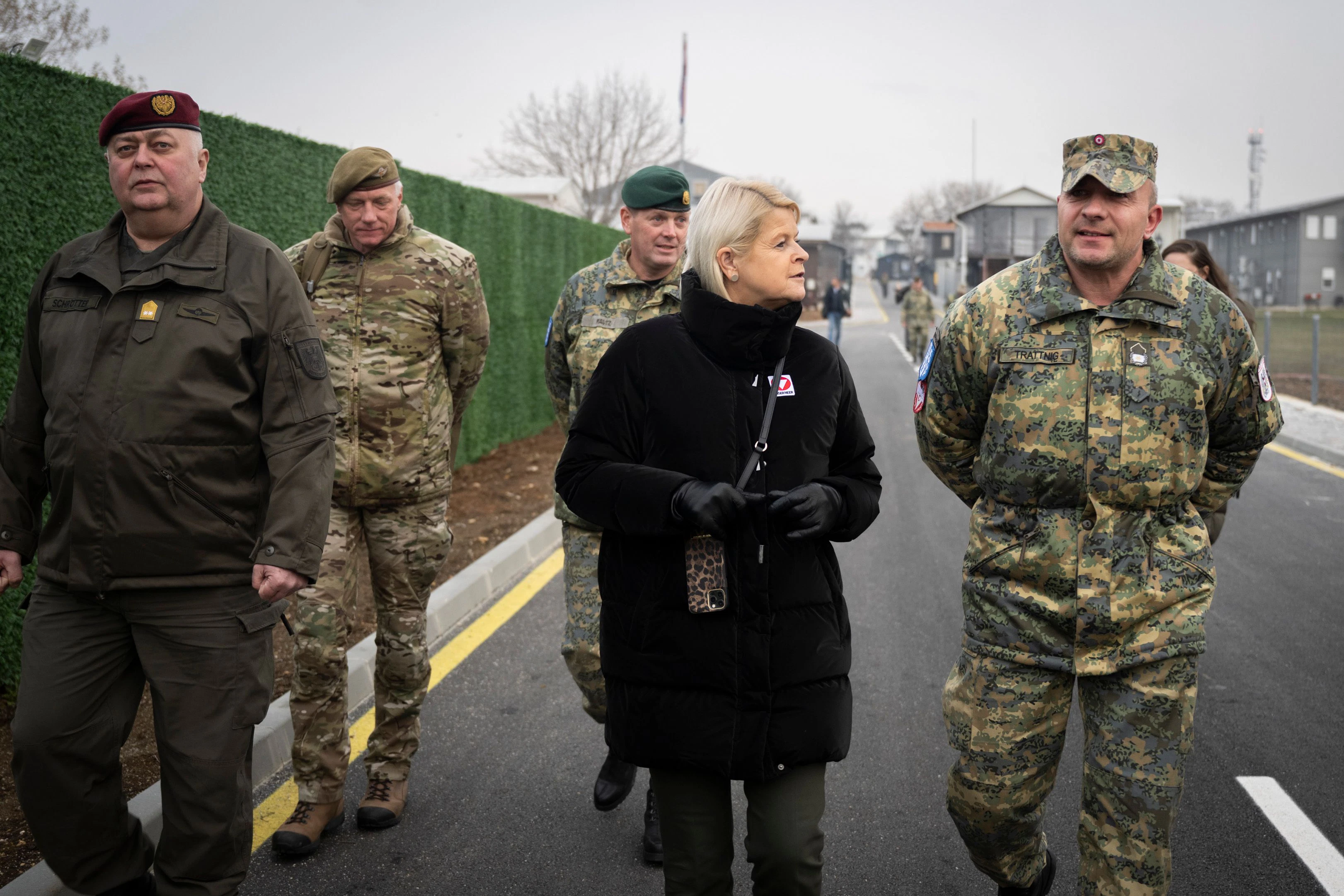 Entscheidet, ob eine anfliegende Drohne abgeschossen werden darf: Verteidigungsministerin Klaudia Tanner, hier bei einem Truppenbesuch im Kosovo