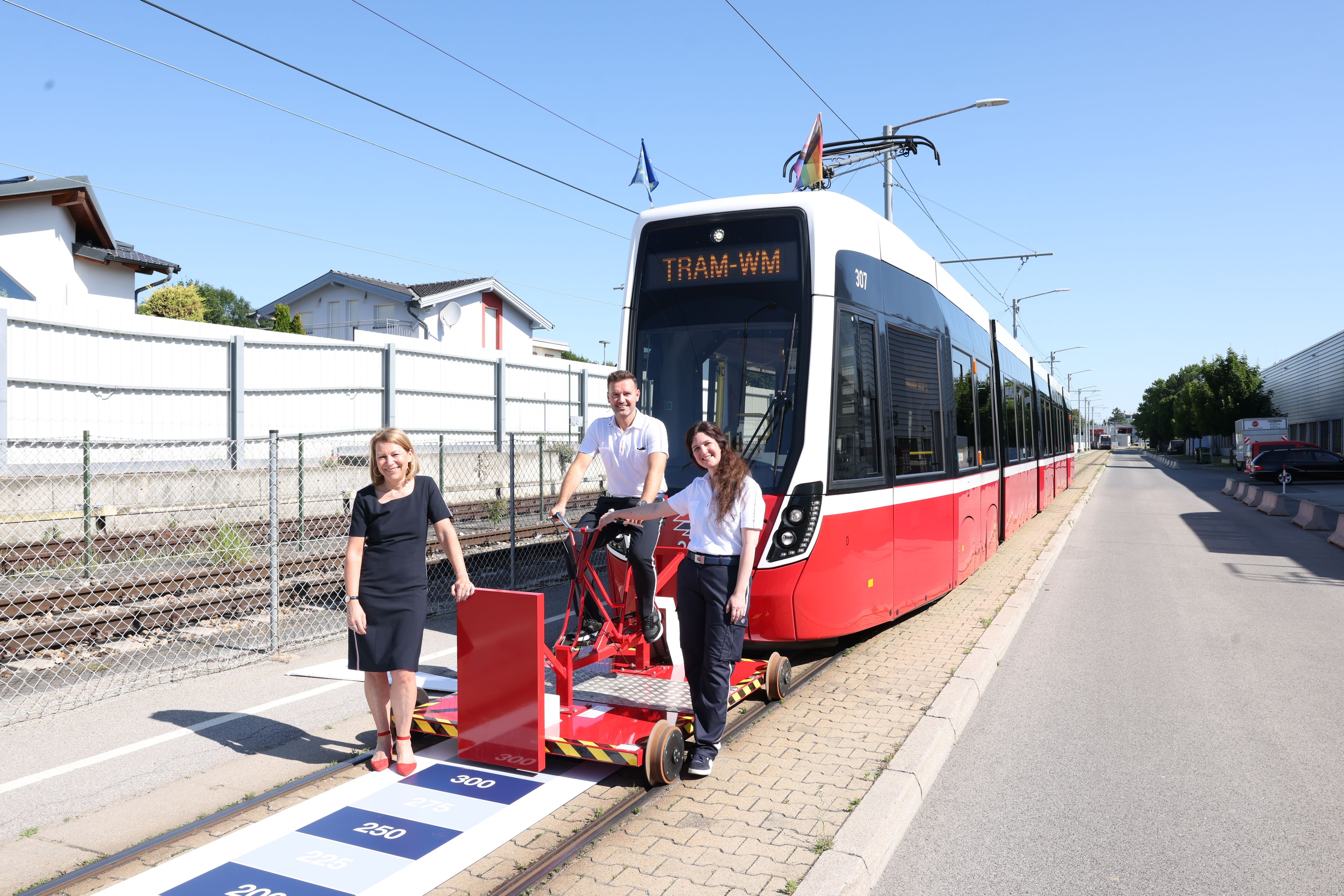 v.l.: Wiener-Linien Geschäftsführerin, Alexandra Reinagl und TRAM-WM-Teilnehmer Florijan Isaku und Elisabeth Urbanitsch präsentieren die Disziplinen der diesjährigen Tram-WM in Wien.