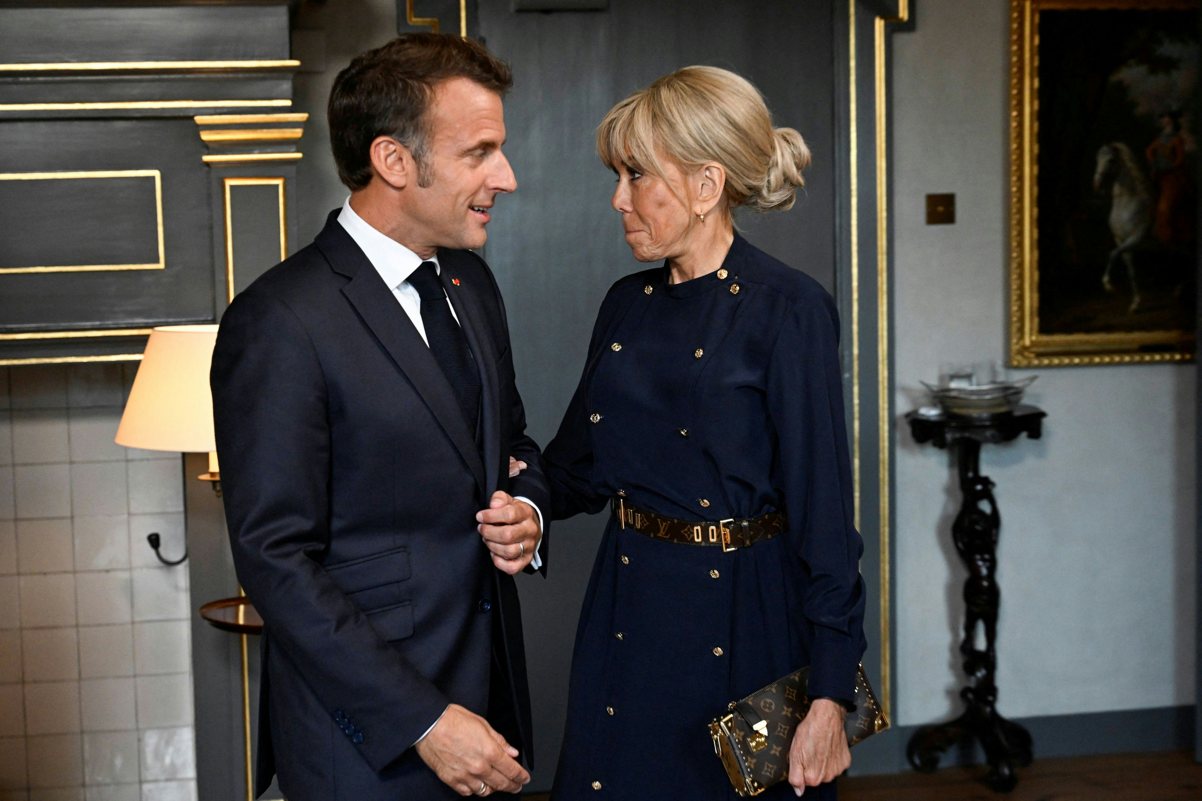 Prügelfreier Auftritt: Frankreichs Staatschef Emmanuel Macron mit Ehefrau Brigitte