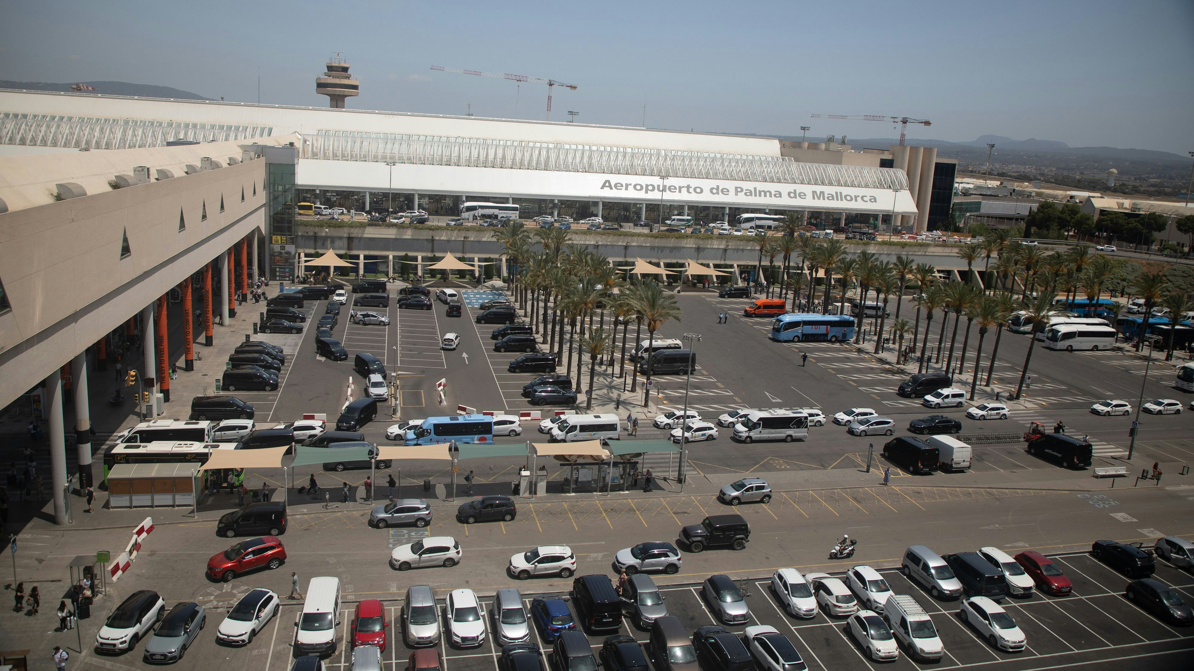 Heute.at - Decke am Flughafen von Palma de Mallorca stürzt ein
