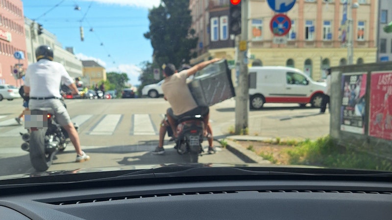 28.06.2025: <a data-li-document-ref="120115958" href="https://www.heute.at/s/wiener-kann-nicht-fassen-was-duo-auf-roller-befoerdert-120115958">Wiener kann nicht fassen, was Duo auf Roller befördert</a>