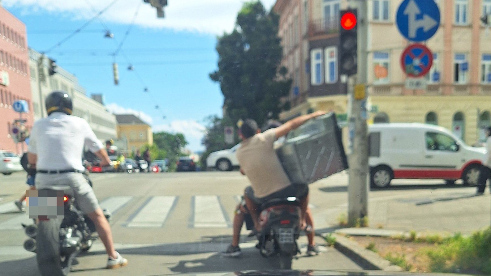 Wiener kann nicht fassen, was Duo auf Roller befördert