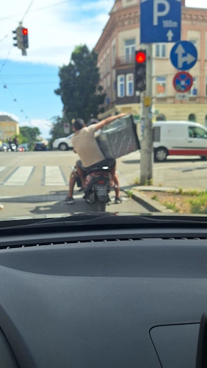 Kurioser Transport in Wien: Duo befördert 40-Kilo-Backofen auf E-Moped. Ein ungewöhnlicher Anblick im 15. Bezirk sorgt für Aufsehen.