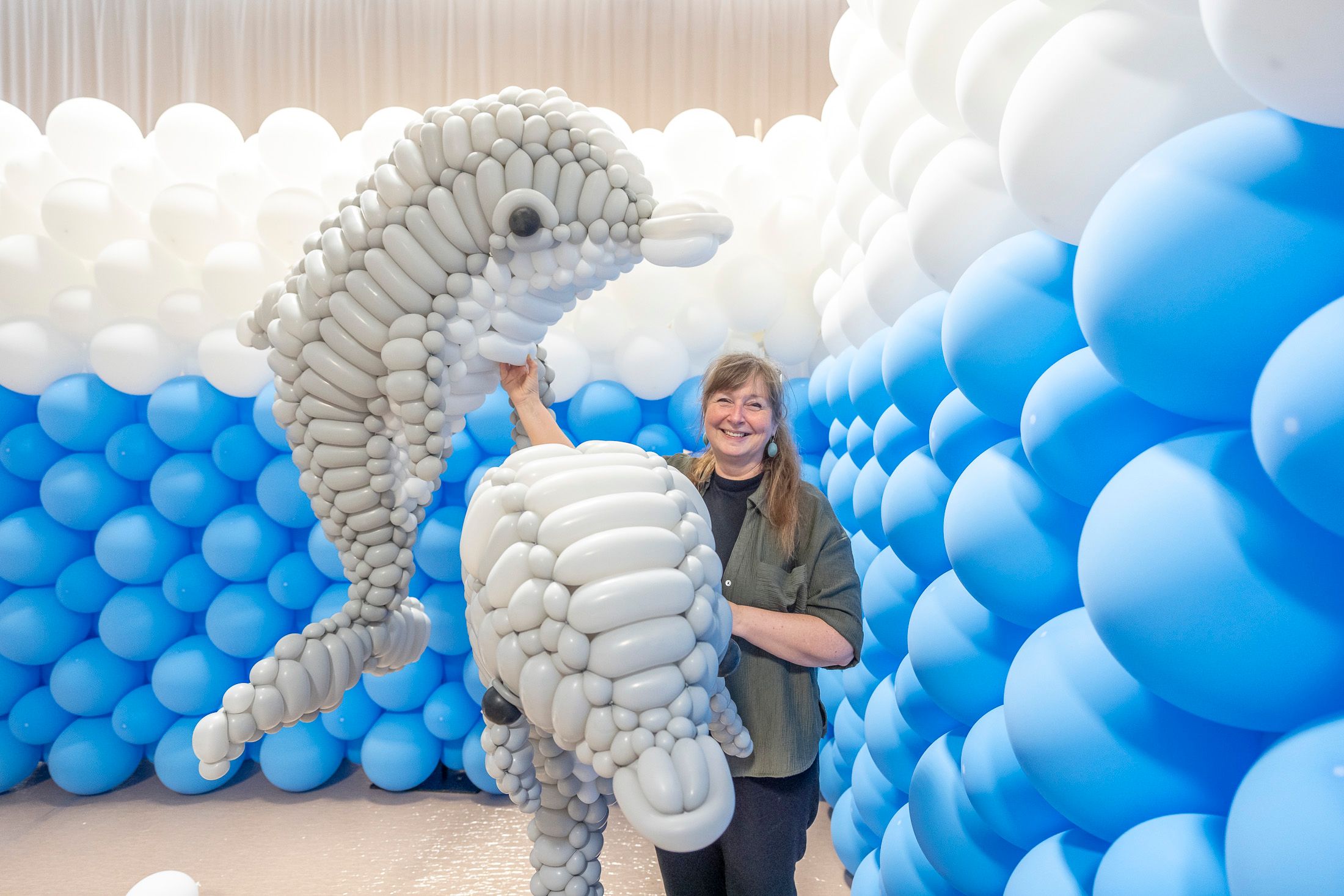 Künstlerin Sabina Kellner erschuf Delphine aus Luftballons für die neue Ausstellung.