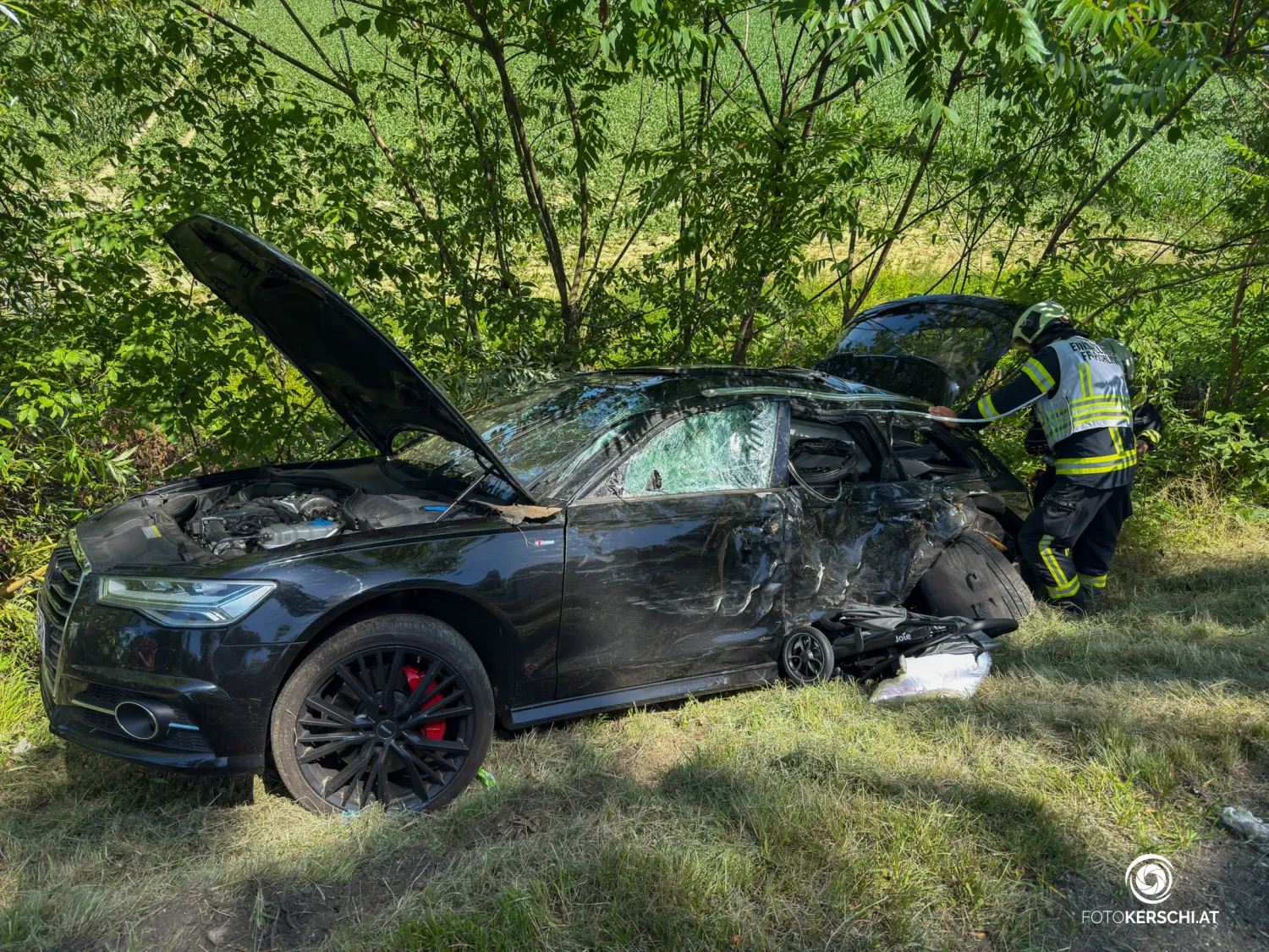 Das Auto wurde bei dem Unfall in Linz völlig zerstört.
