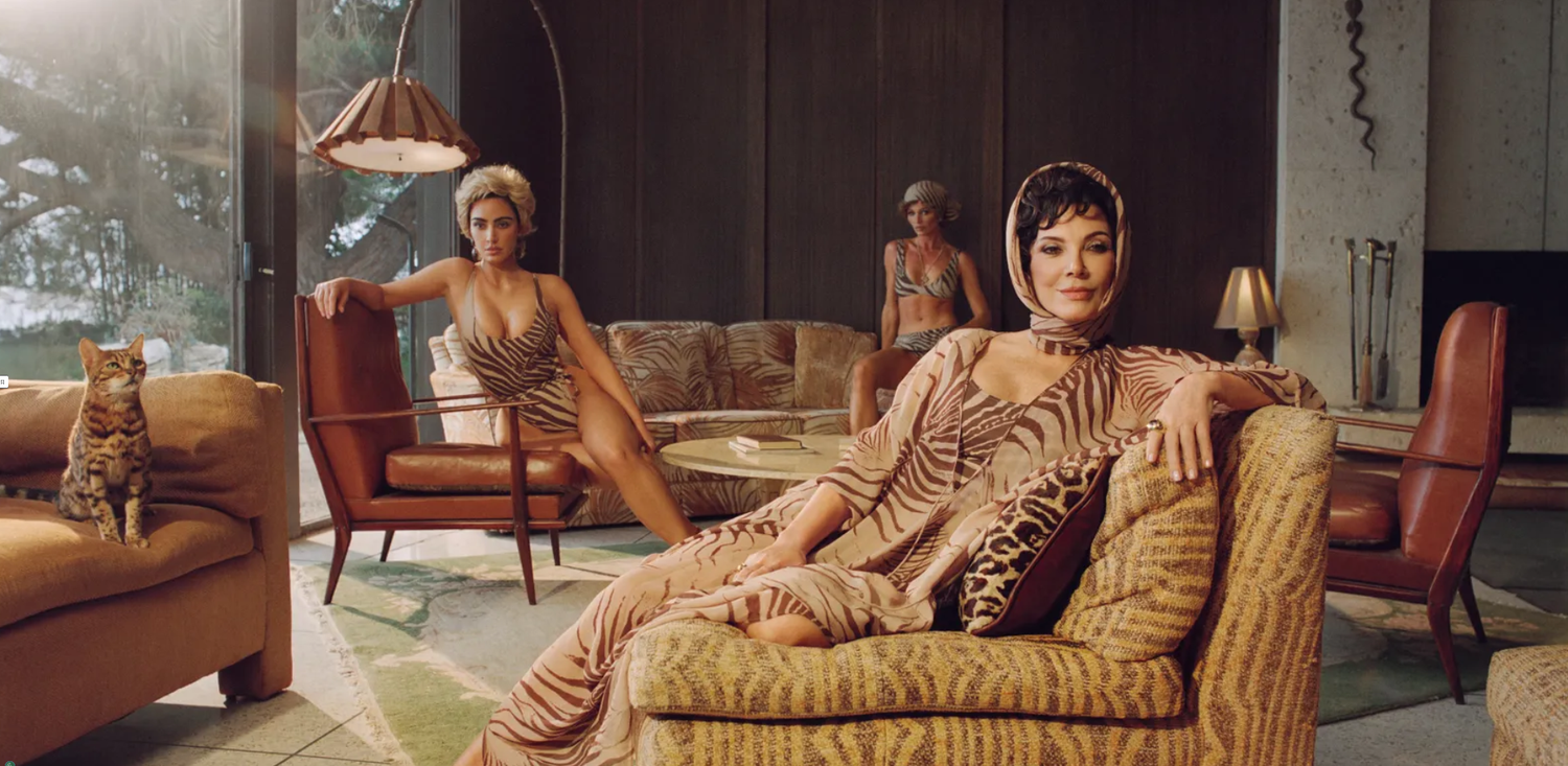 Kim Kardashian erblondete für ihre neue Skims-Kampagne, die eine Kollaboration mit Roberto Cavalli ist, und holte ihre frisch geliftete Mutter, Kris Jenner, auch gleich dazu.