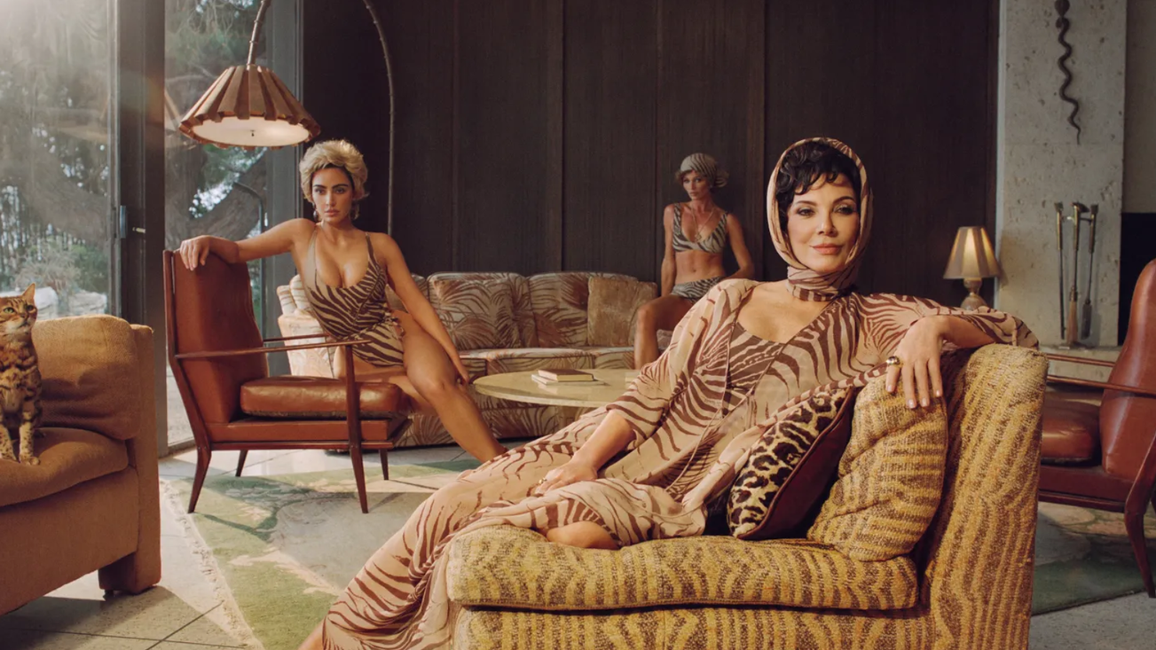 Kim Kardashian erblondete für ihre neue Skims-Kampagne, die eine Kollaboration mit Roberto Cavalli ist und holte ihre frisch geliftete Mutter, Kris Jenner, auch gleich dazu.