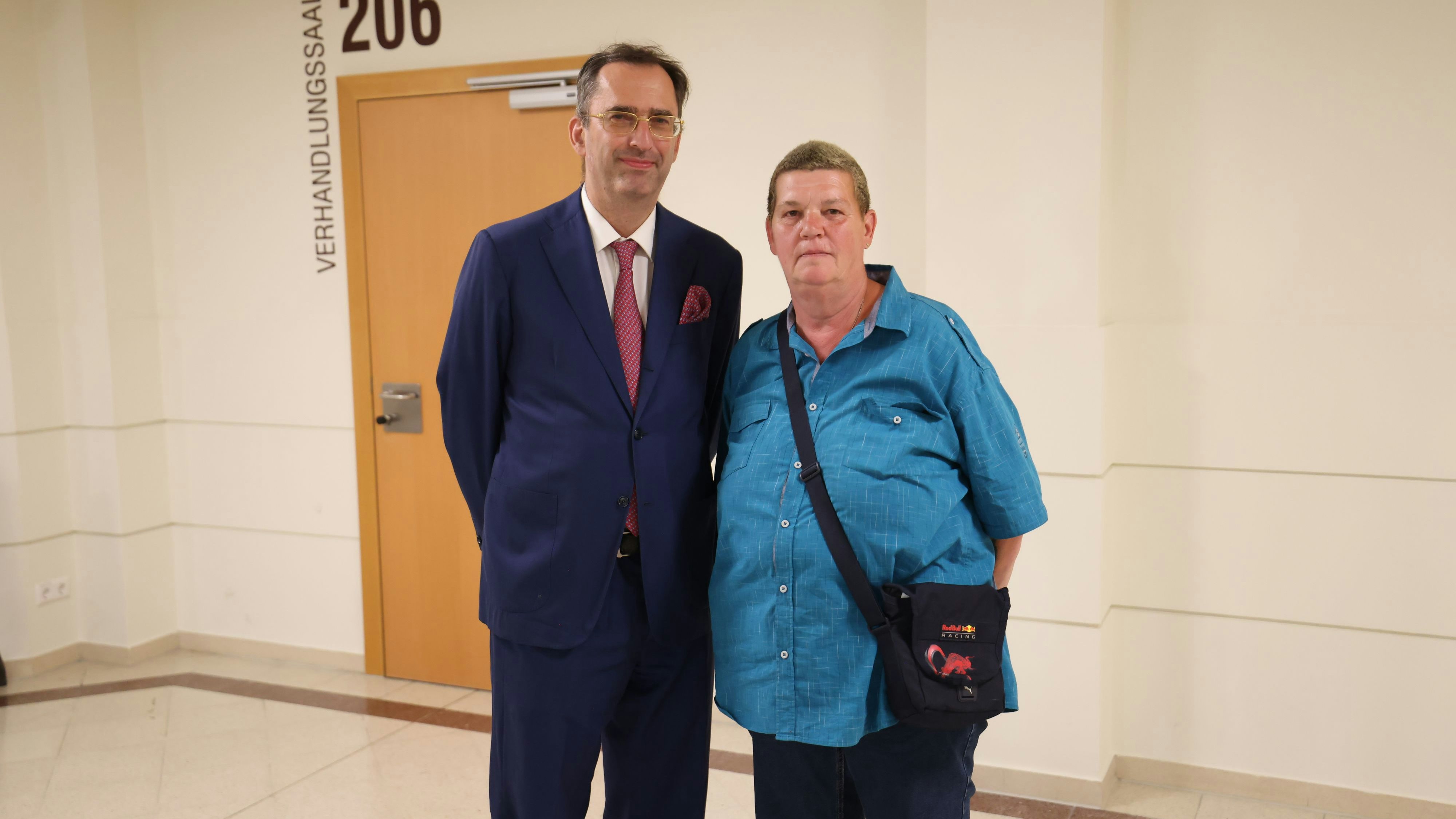 Wirtin Susanne R. (60) mit ihrem Verteidiger Wolf-Georg Schärf vor dem Verhandlungssaal. Der Strafverteidiger sprach von einem rechtlich einzigartigen Fall – letztlich endete der Prozess mit einer Diversion.