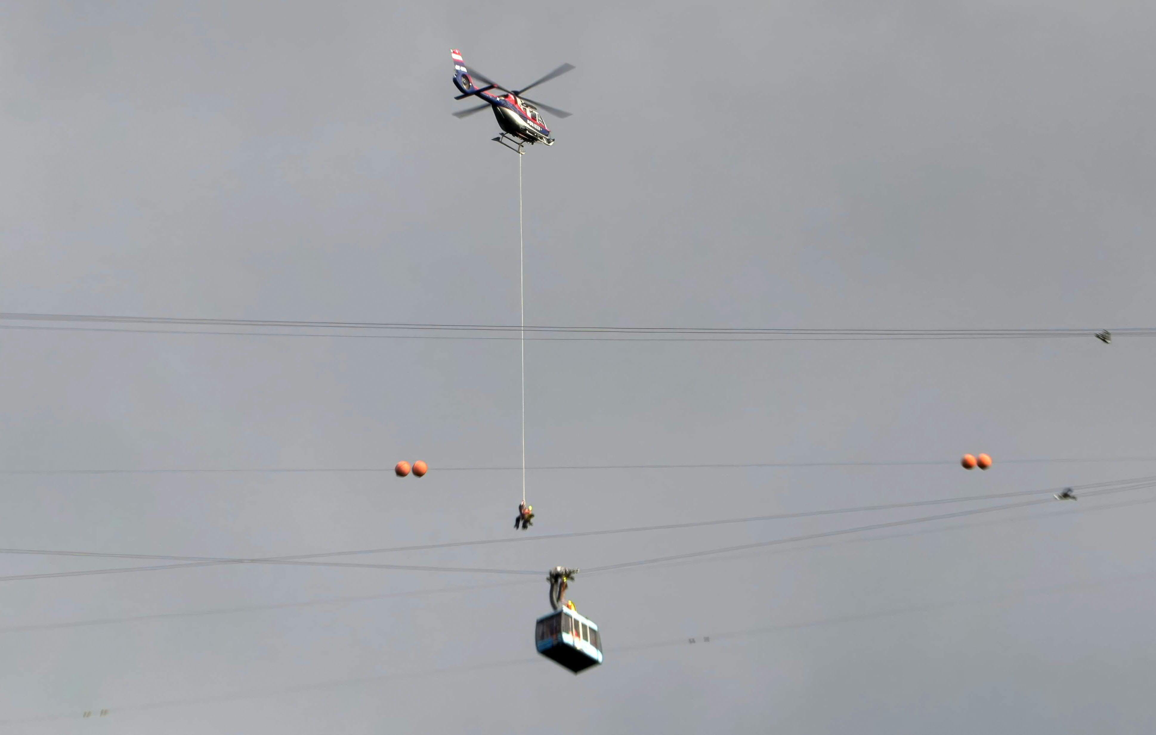 Erst nach fast sieben Stunden konnten die 19 Insassen aus der Gondel gerettet werden.
