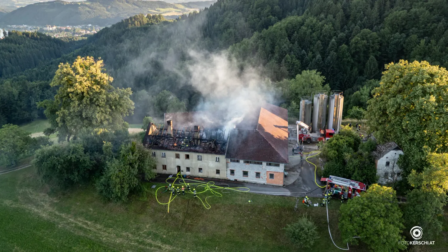 Der Dachboden des Hofes brannte am Dienstagabend komplett ab.