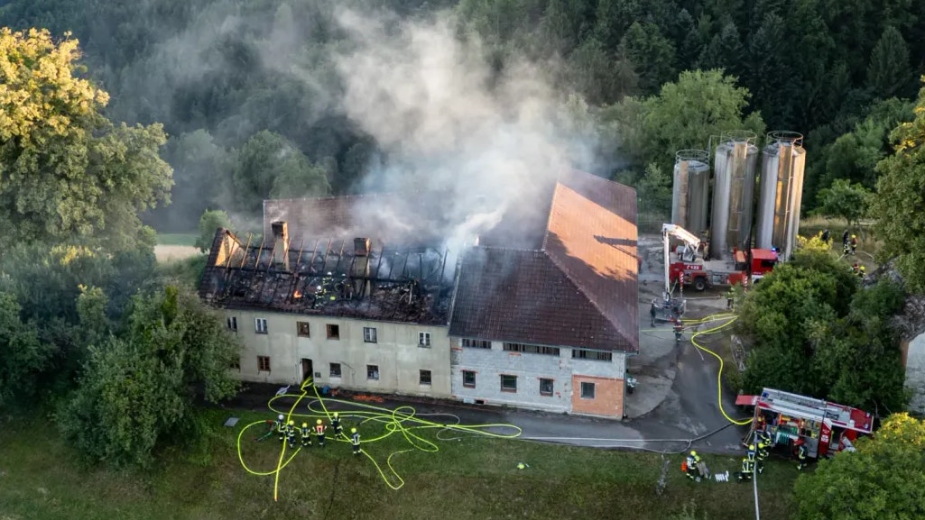 Heute.at - Hof in Flammen – Landwirte eilen mit Traktoren zu Hilfe