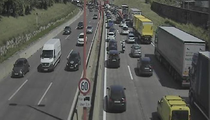 Ein aktuelles Stau-Foto - bei 33 Grad in Wien. 