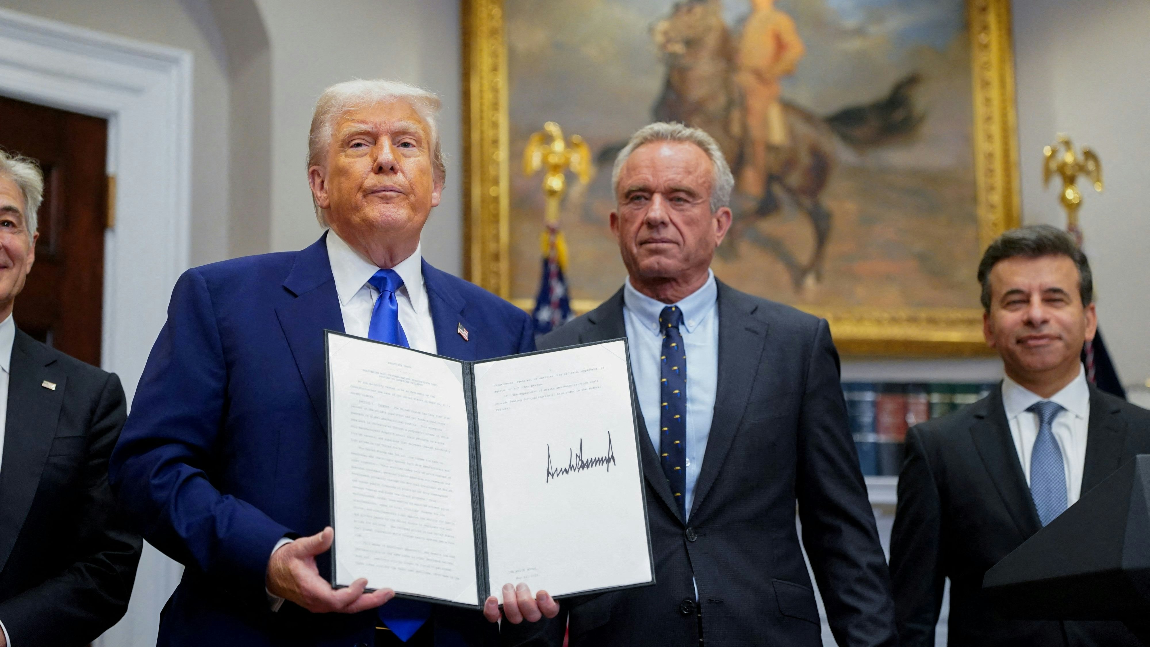 Erst Gegenkandidat, dann glühender Fan: Robert F. Kennedy, Jr., mit Donald Trump im Weißen Haus