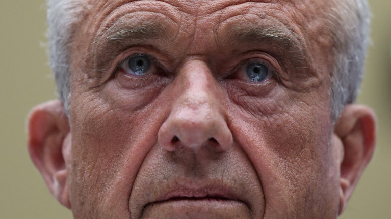 US-Gesundheitsminister Robert F. Kennedy warf alle 17 Mitglieder eines Impf-Gremiums raus und besetzte einen einflussreichen Beirat mit Impfstoff-Skeptikern und Ideologen. Für Impf-Quoten und Impf-Forschung ist das ein Rückschlag – er betrifft auch uns.