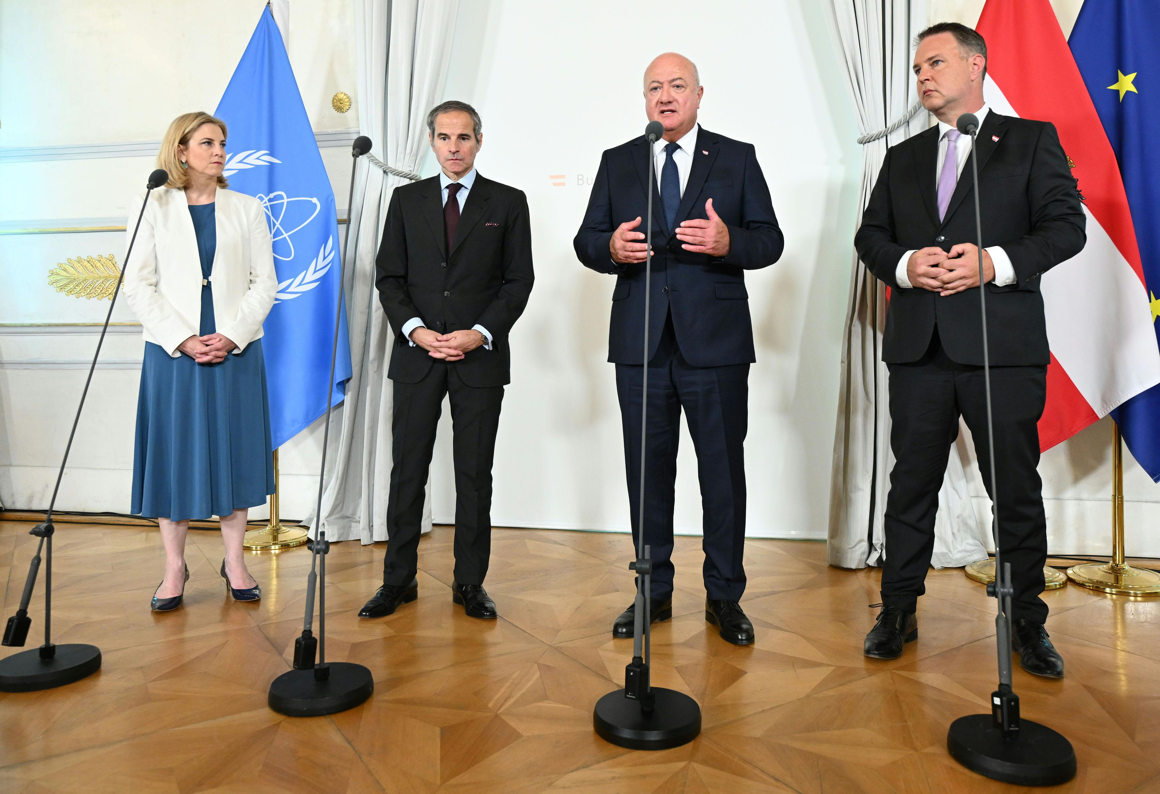 Außenministerin Beate Meinl-Reisinger (NEOS), IAEA-Generaldirektor Rafael Grossi, Bundeskanzler Christian Stocker (ÖVP), Vizekanzler Andreas Babler (SPÖ) im Vorfeld des Treffens. 
