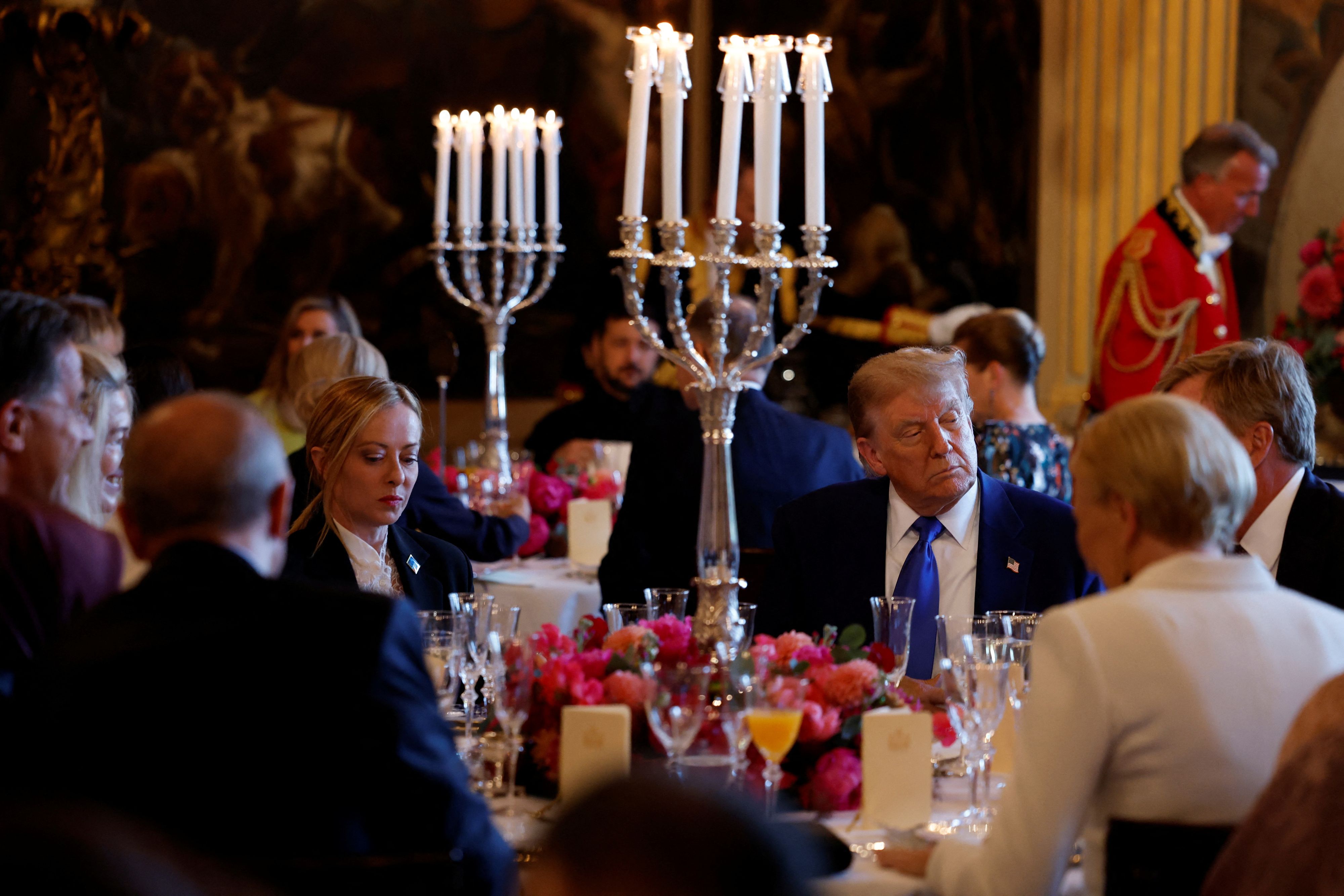 Italiens Ministerpräsidenten Giorgia Meloni bekam den Sitzplatz neben Trump