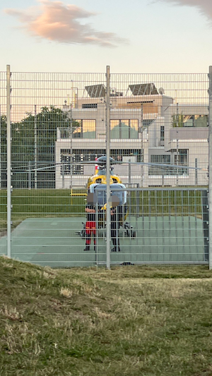 Auf einem Spielplatz in Wien-Liesing kam es am Dienstag zu einem Rettungseinsatz. Ein Eisentor fiel auf Kind (2) und verletzte es schwer.