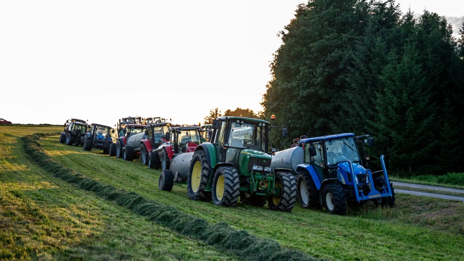 Zig Landwirte aus der Umgebung rückten mit Güllefässern voller Wasser an, um den Brand zu löschen.