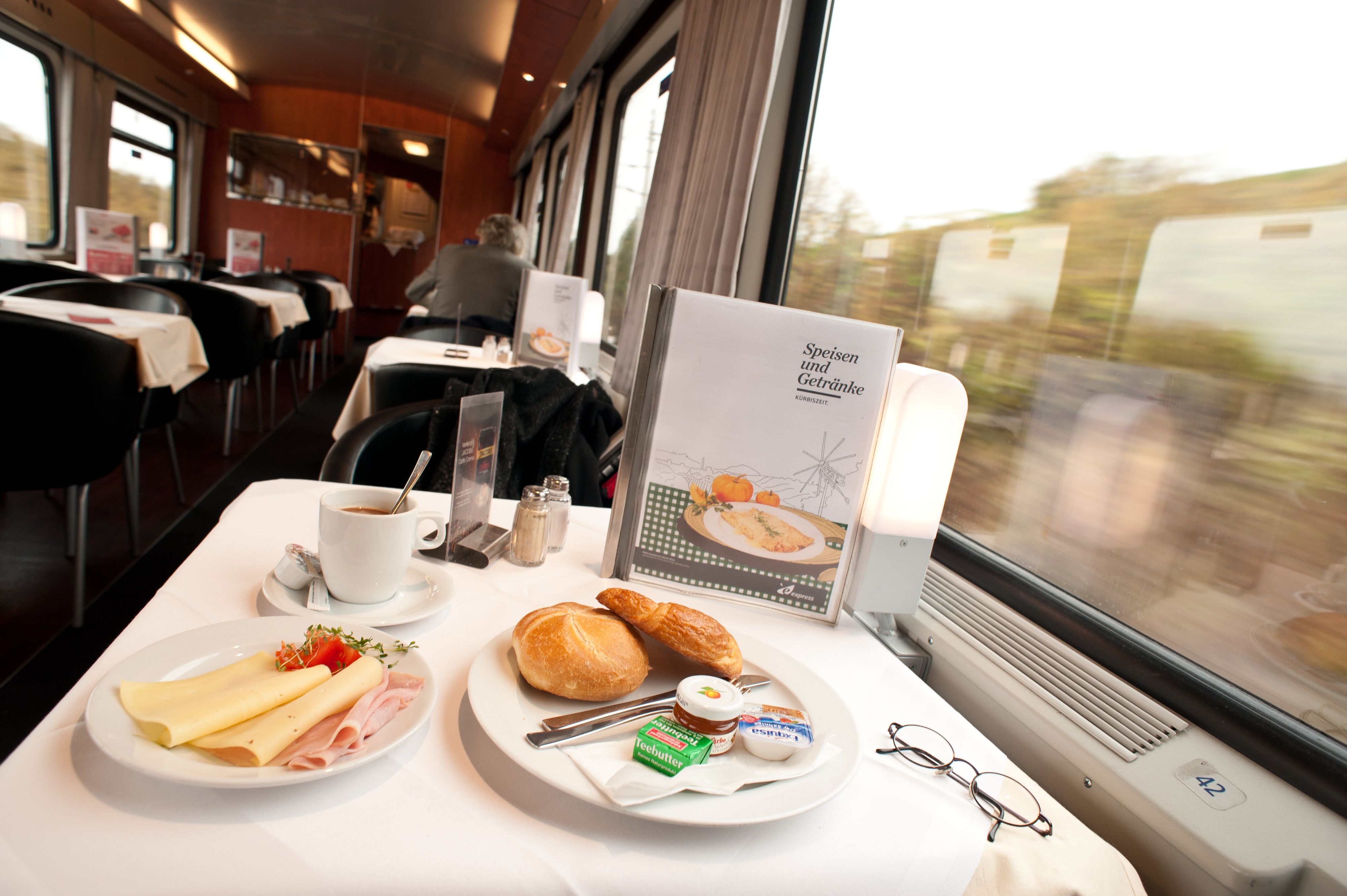 Wer im ÖBB-Speisewagen mit Karte zahlt, erhält einen Rabatt.