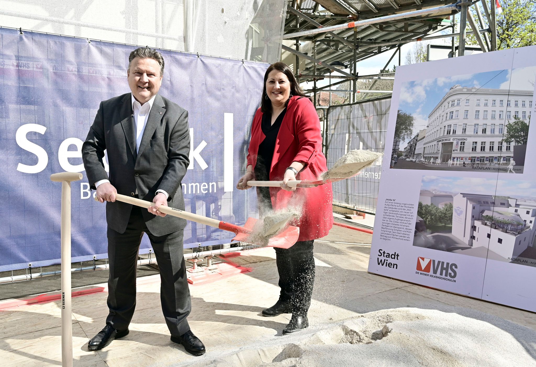 Bürgermeister Michael Ludwig und Vizebürgermeisterin Kathrin Gaál beim Spatenstich zur Sanierung der VHS Ottakring (2022).