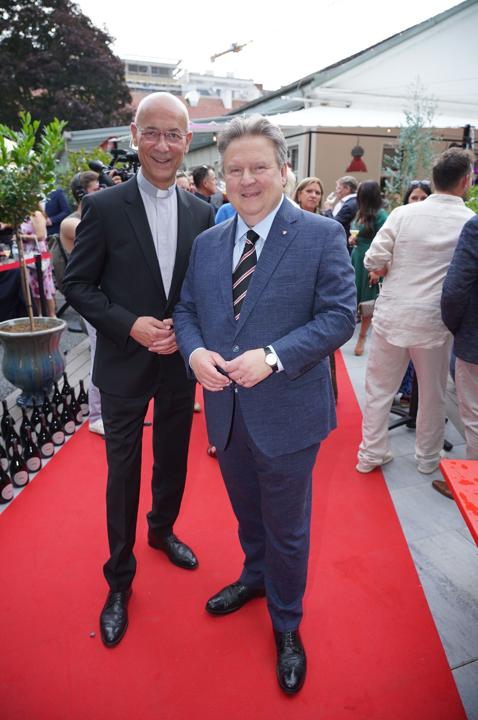 Dompfarrer Toni Faber und Bürgermeister Michael Ludwig schauten sich das neue Konzept von 